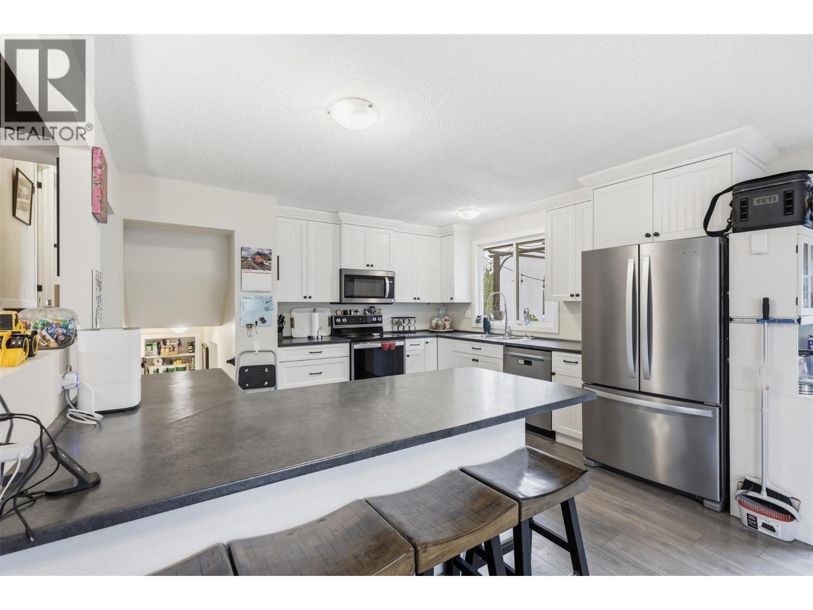 2569 Crestline Place, Kamloops, British Columbia  V2B 4V5 - Photo 11 - 10382582