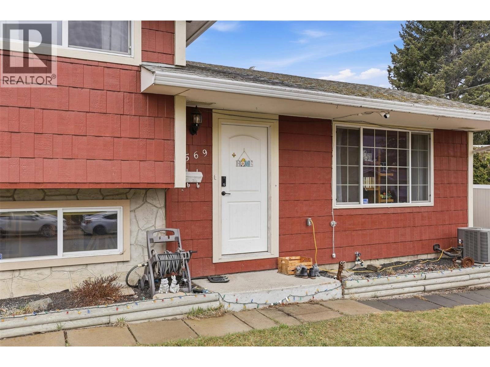 2569 Crestline Place, Kamloops, British Columbia  V2B 4V5 - Photo 3 - 10382582