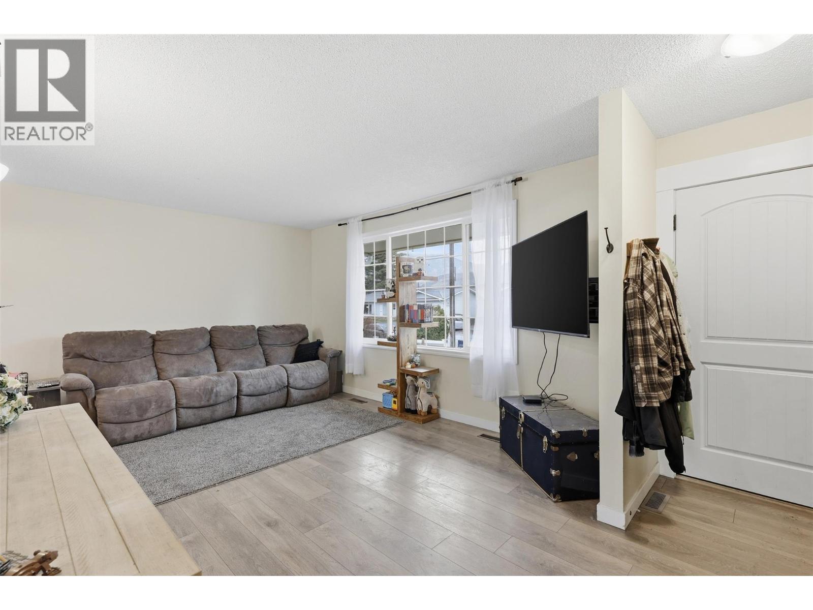 2569 Crestline Place, Kamloops, British Columbia  V2B 4V5 - Photo 6 - 10382582