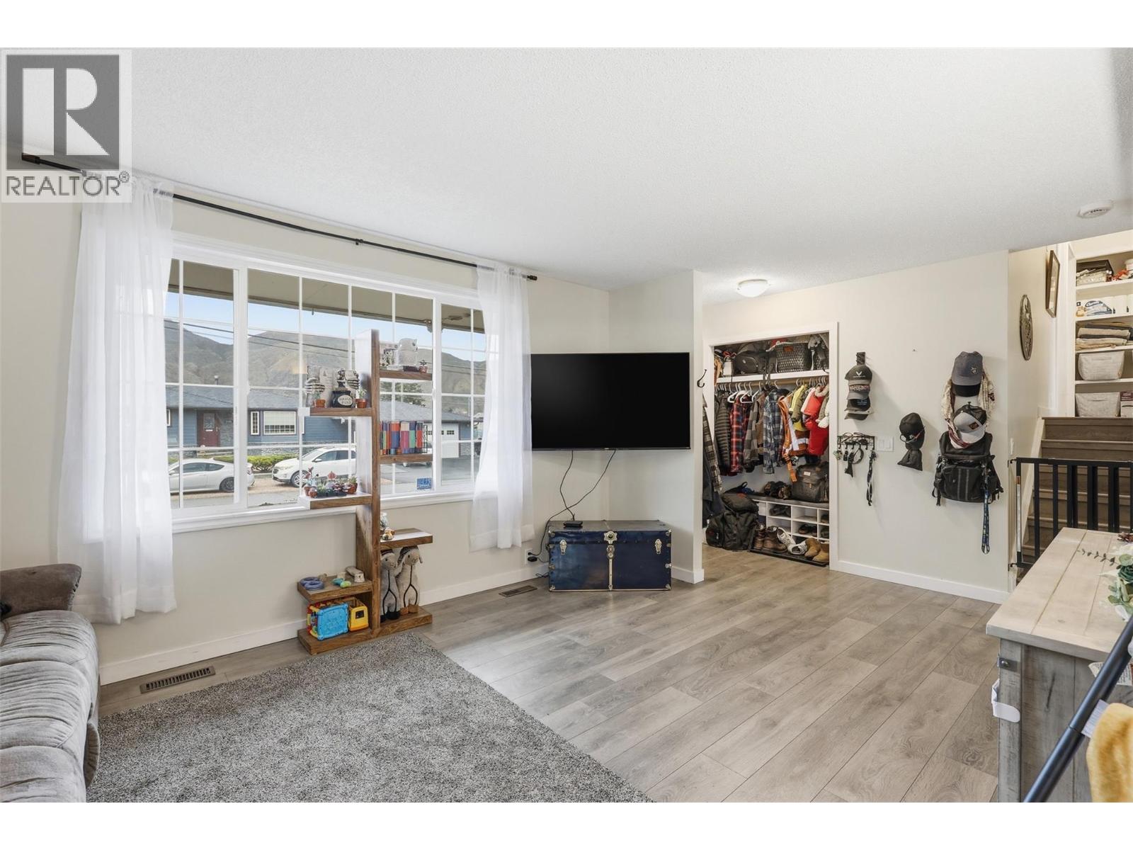 2569 Crestline Place, Kamloops, British Columbia  V2B 4V5 - Photo 8 - 10382582