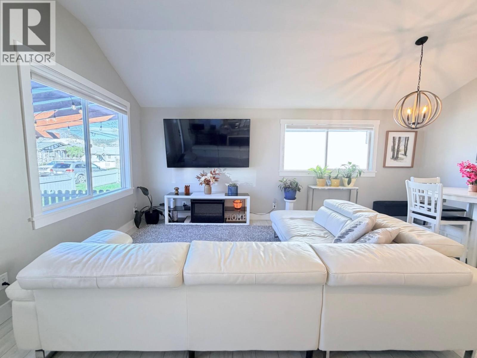 448 Caribou Street, Penticton, British Columbia  V2A 5W6 - Photo 3 - 10382649