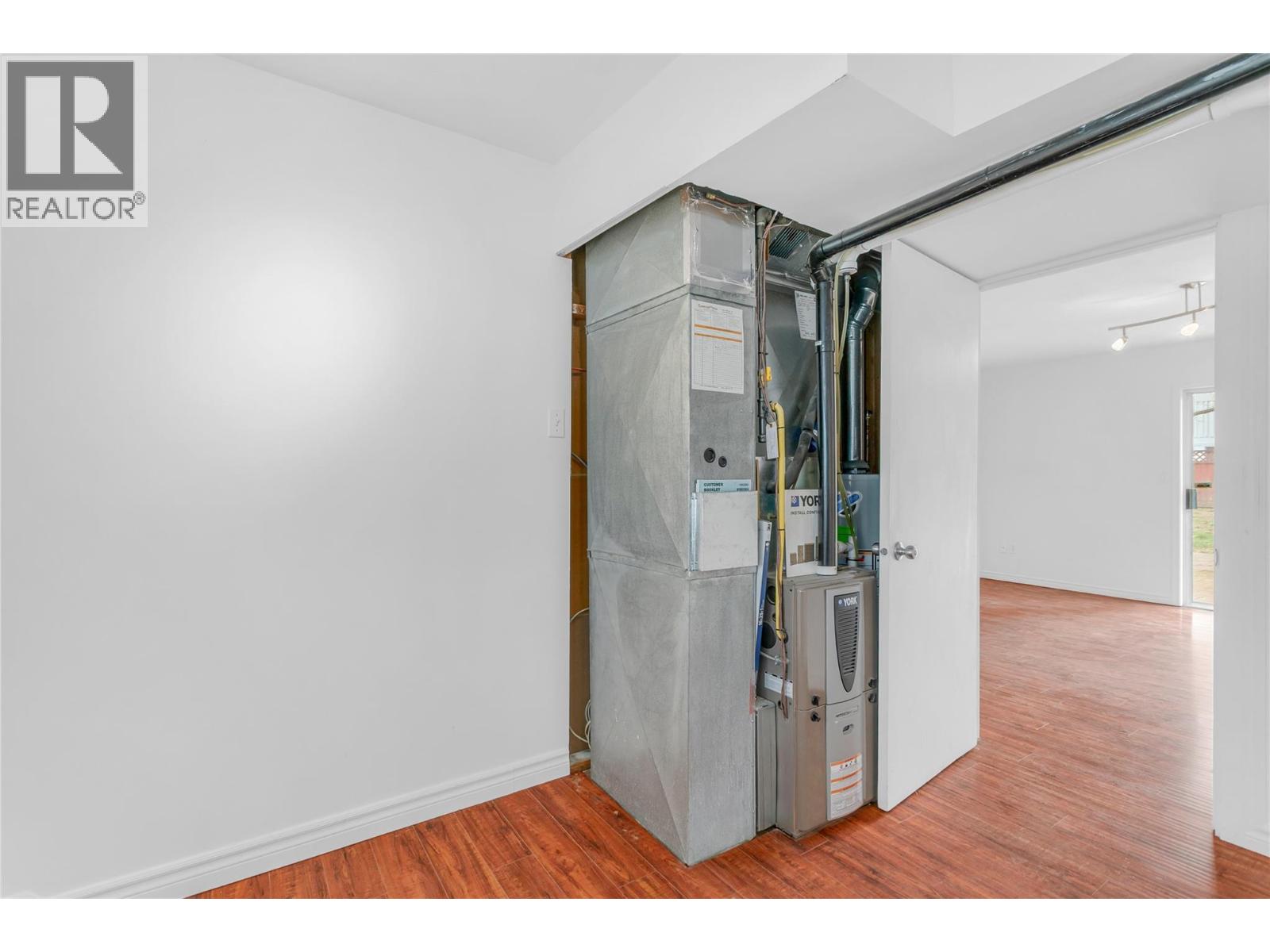 693 Paret Place, Kelowna, British Columbia  V1W 2K6 - Photo 39 - 10382187