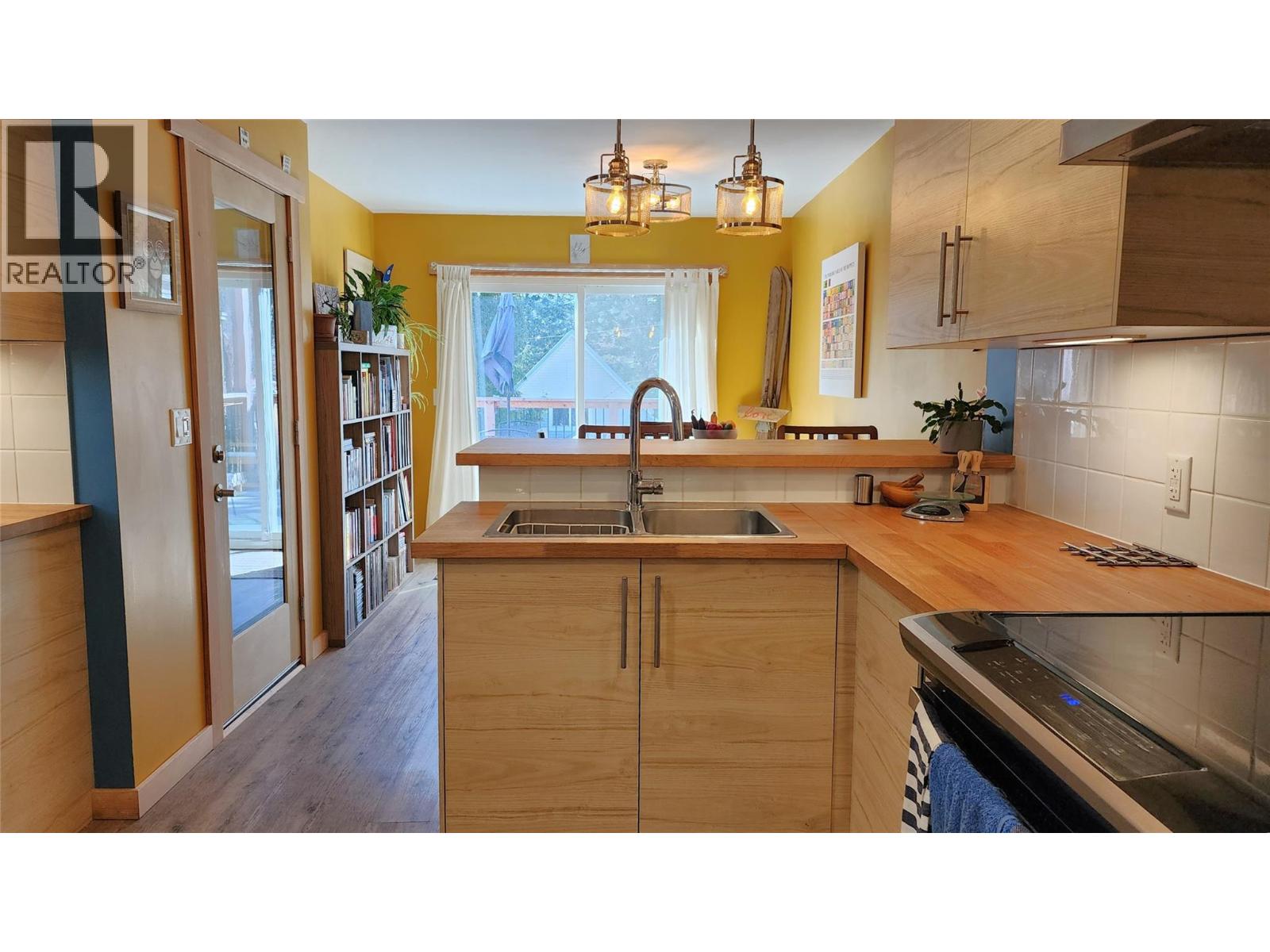 1675 Leroi Avenue, Rossland, British Columbia  V0G 1Y0 - Photo 13 - 10382537