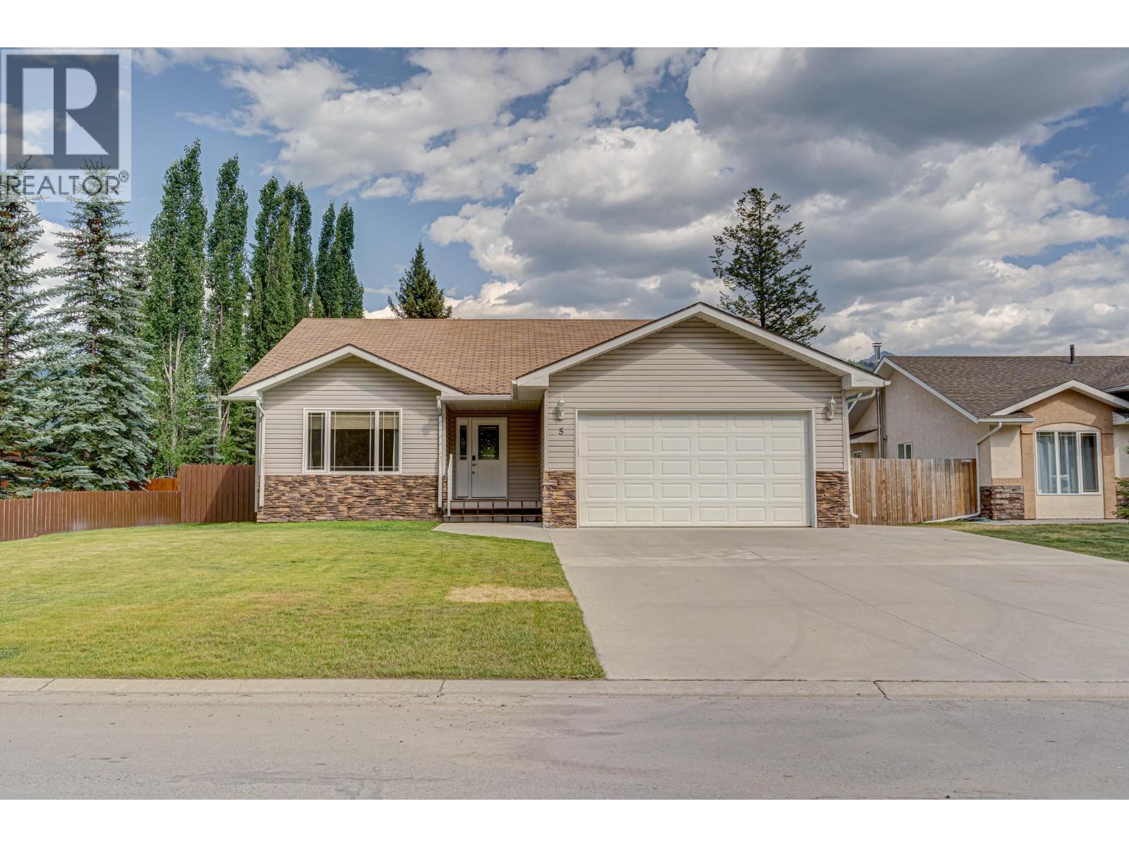 5 Caledonia Place, Elkford, British Columbia  V0B 1H0 - Photo 1 - 10382045