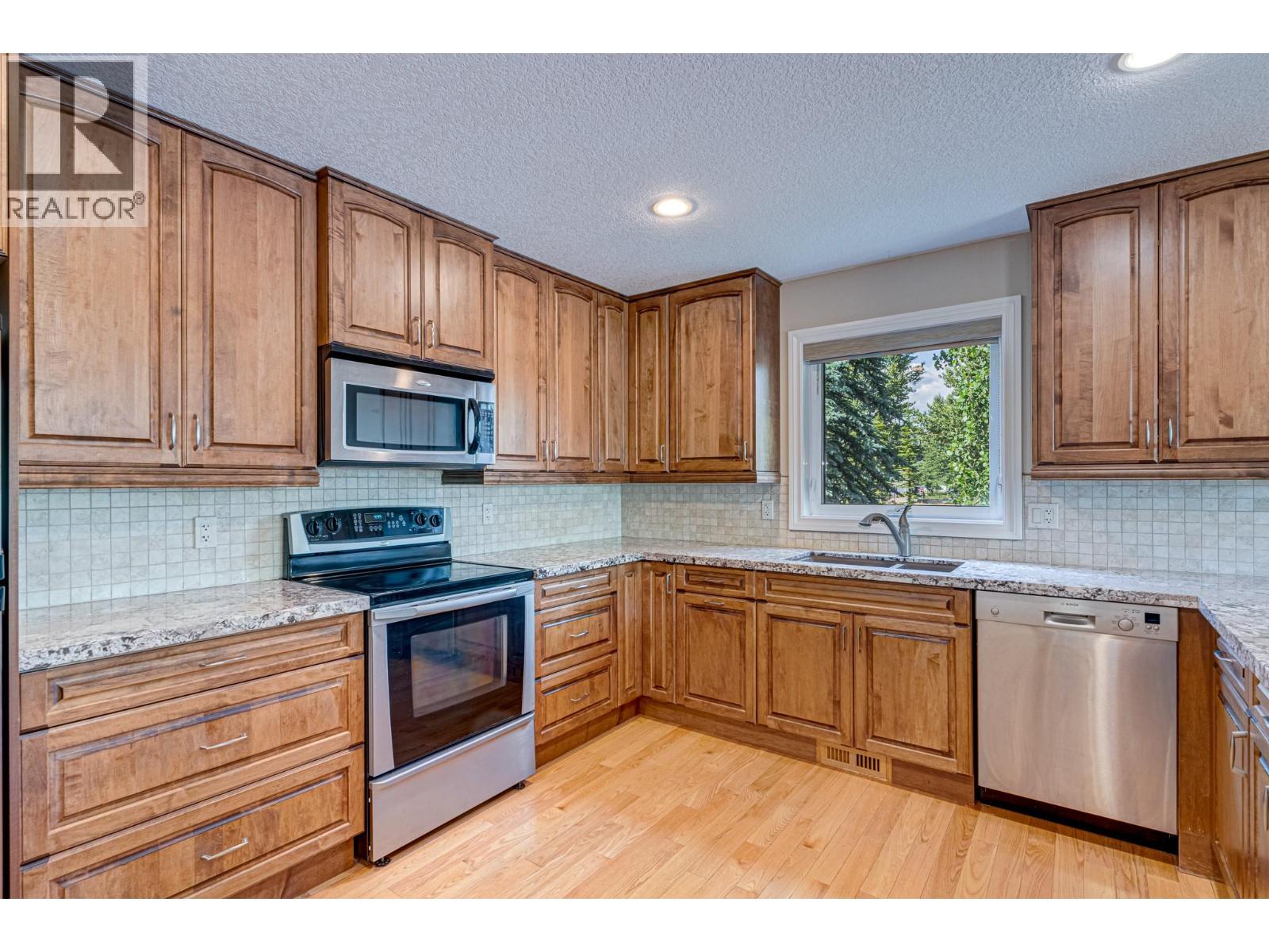 5 Caledonia Place, Elkford, British Columbia  V0B 1H0 - Photo 11 - 10382045