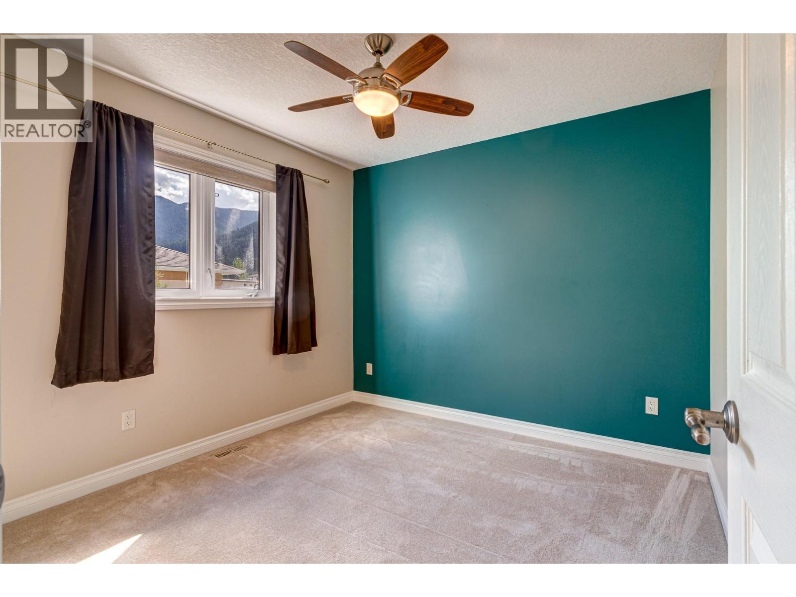 5 Caledonia Place, Elkford, British Columbia  V0B 1H0 - Photo 24 - 10382045