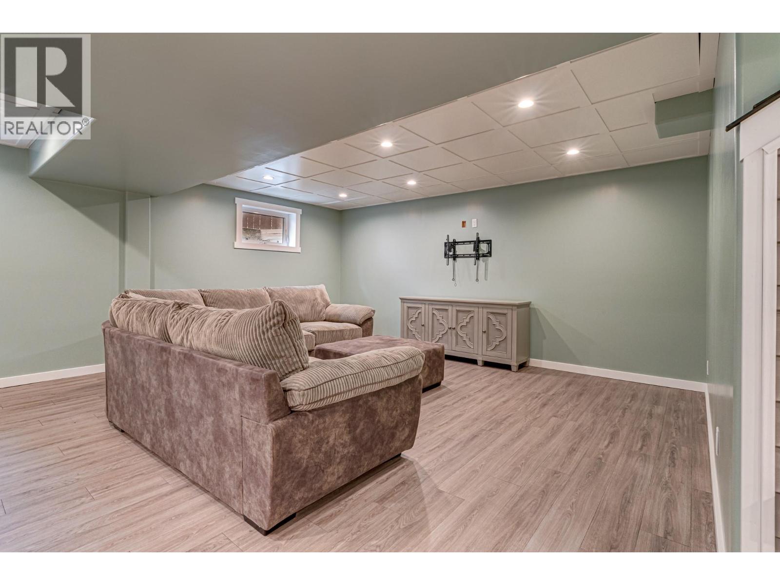 5 Caledonia Place, Elkford, British Columbia  V0B 1H0 - Photo 35 - 10382045