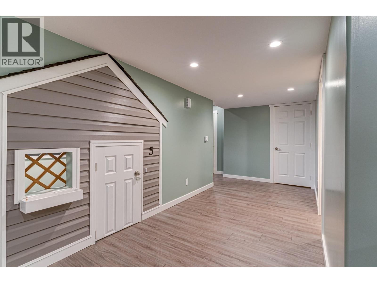 5 Caledonia Place, Elkford, British Columbia  V0B 1H0 - Photo 36 - 10382045