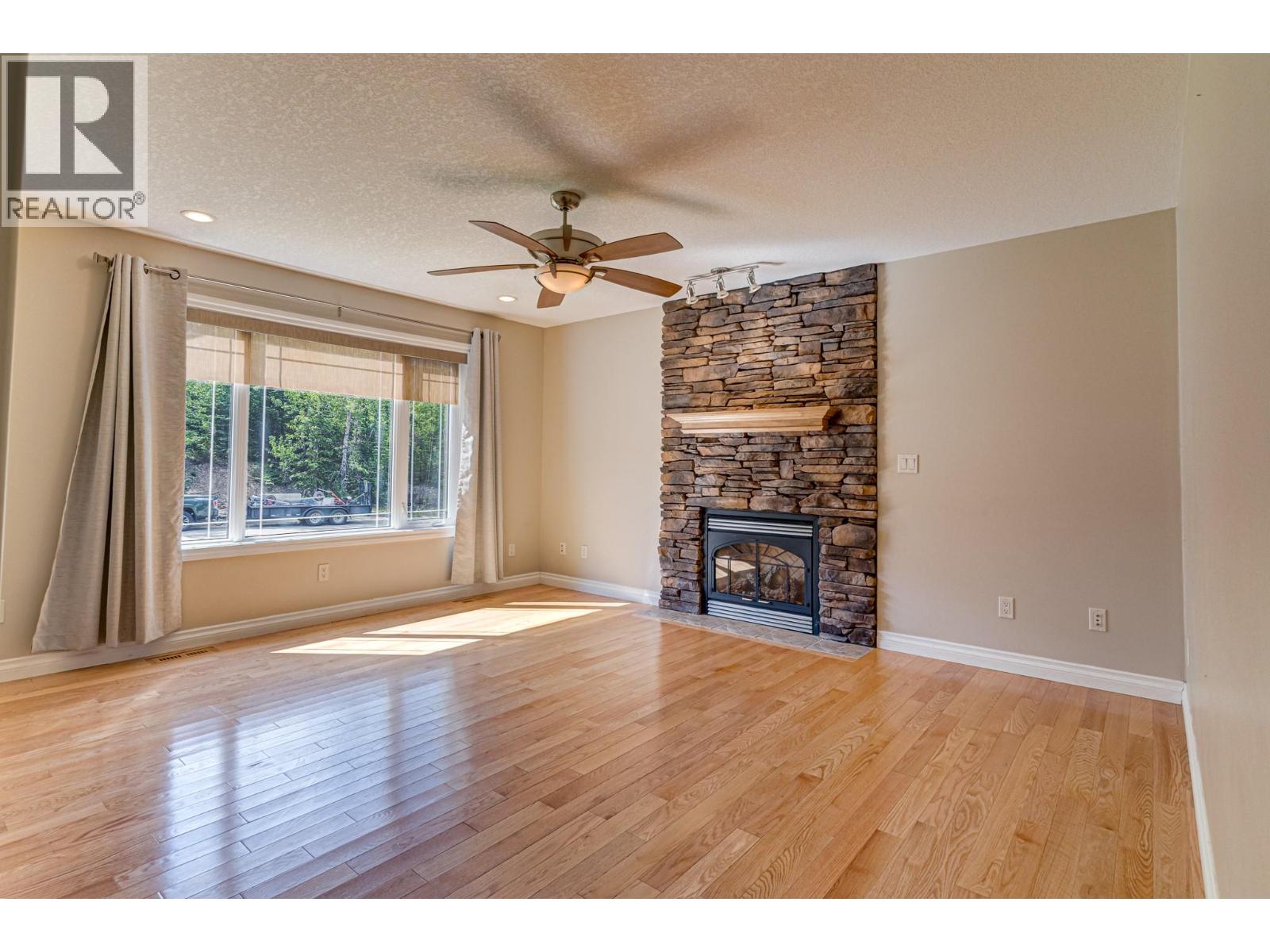 5 Caledonia Place, Elkford, British Columbia  V0B 1H0 - Photo 4 - 10382045