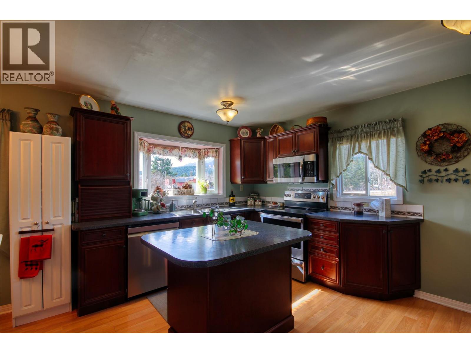 4771 Burns Avenue, Canal Flats, British Columbia  V0B 1B0 - Photo 3 - 10381653