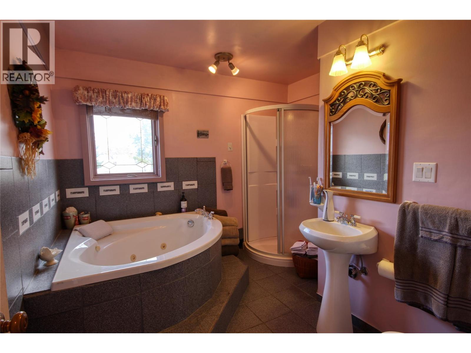 4771 Burns Avenue, Canal Flats, British Columbia  V0B 1B0 - Photo 6 - 10381653