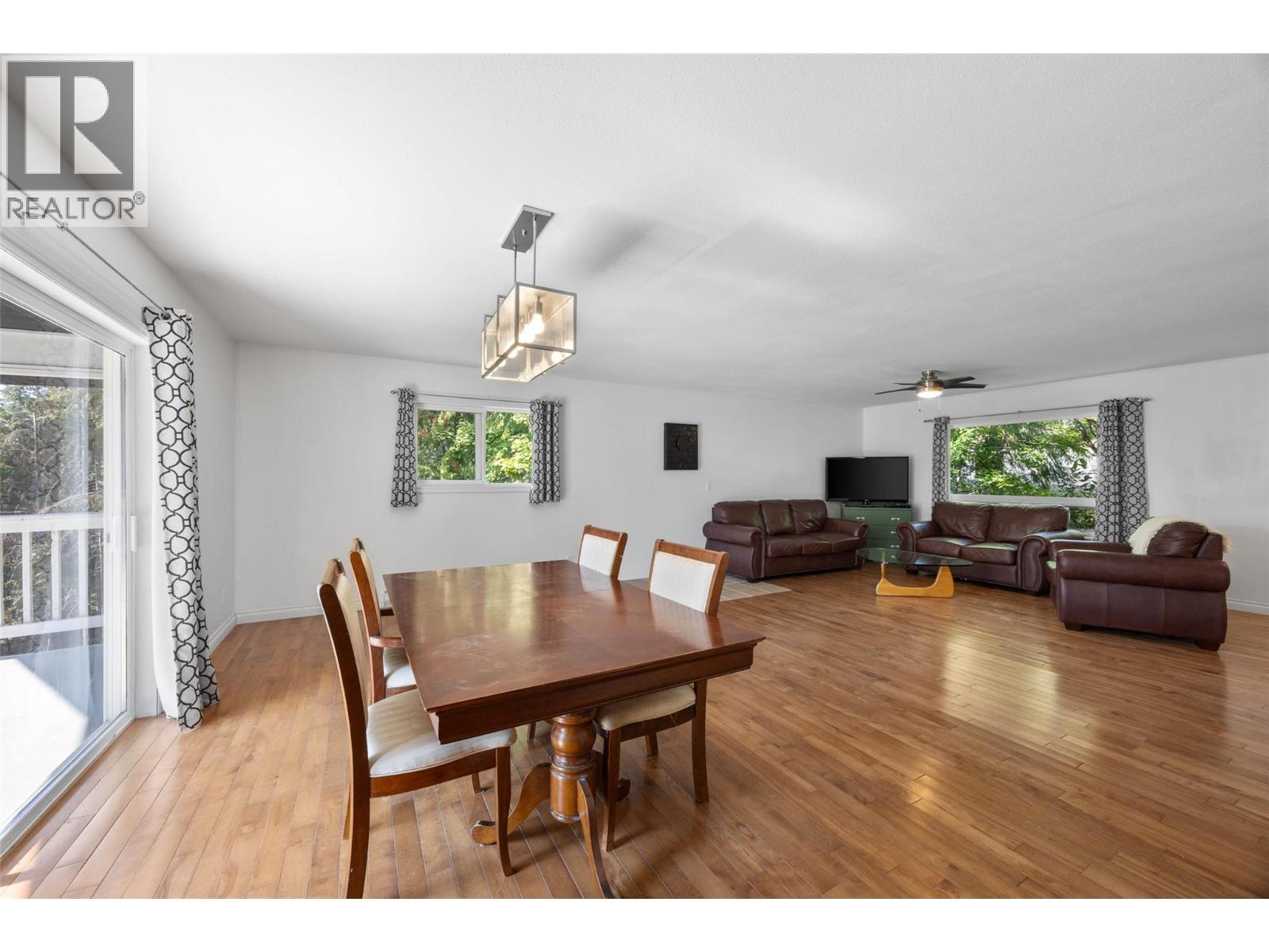 2725 Vickers Trail, Anglemont, British Columbia  V0E 1M8 - Photo 11 - 10382724