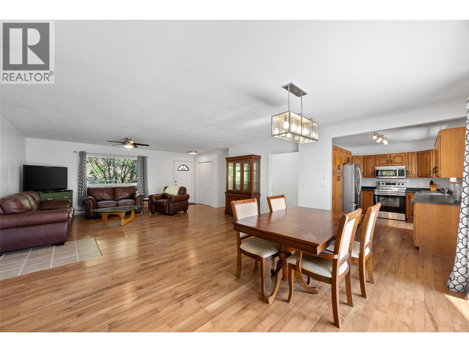 2725 Vickers Trail, Anglemont, British Columbia  V0E 1M8 - Photo 3 - 10382724