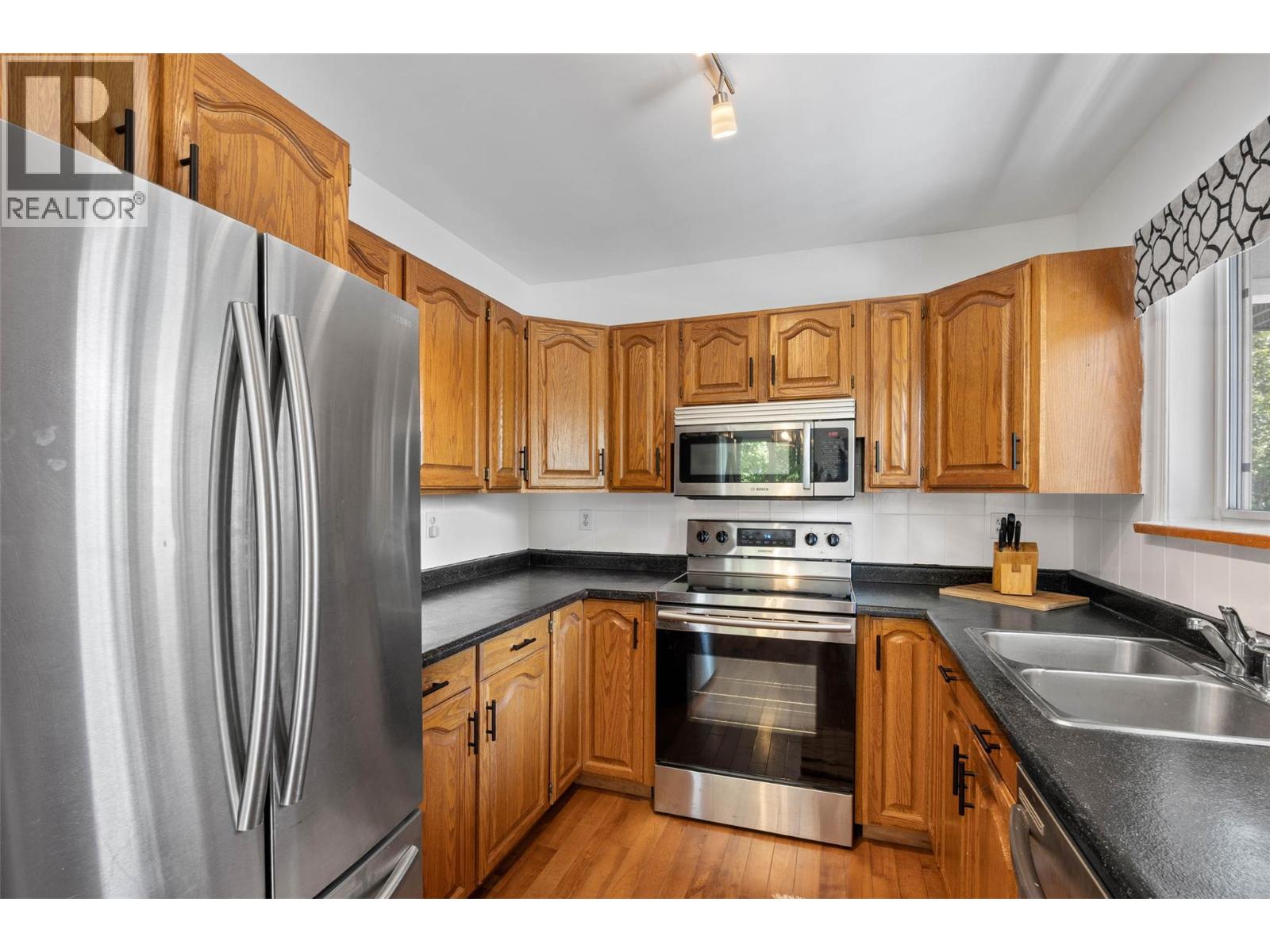 2725 Vickers Trail, Anglemont, British Columbia  V0E 1M8 - Photo 4 - 10382724