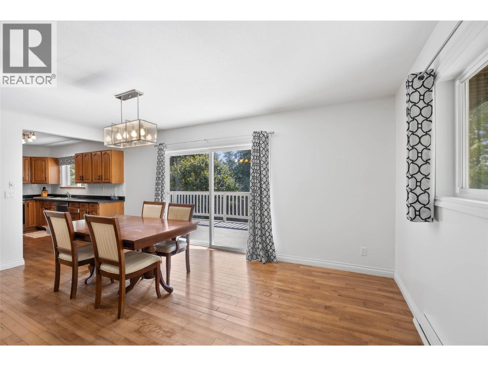 2725 Vickers Trail, Anglemont, British Columbia  V0E 1M8 - Photo 6 - 10382724