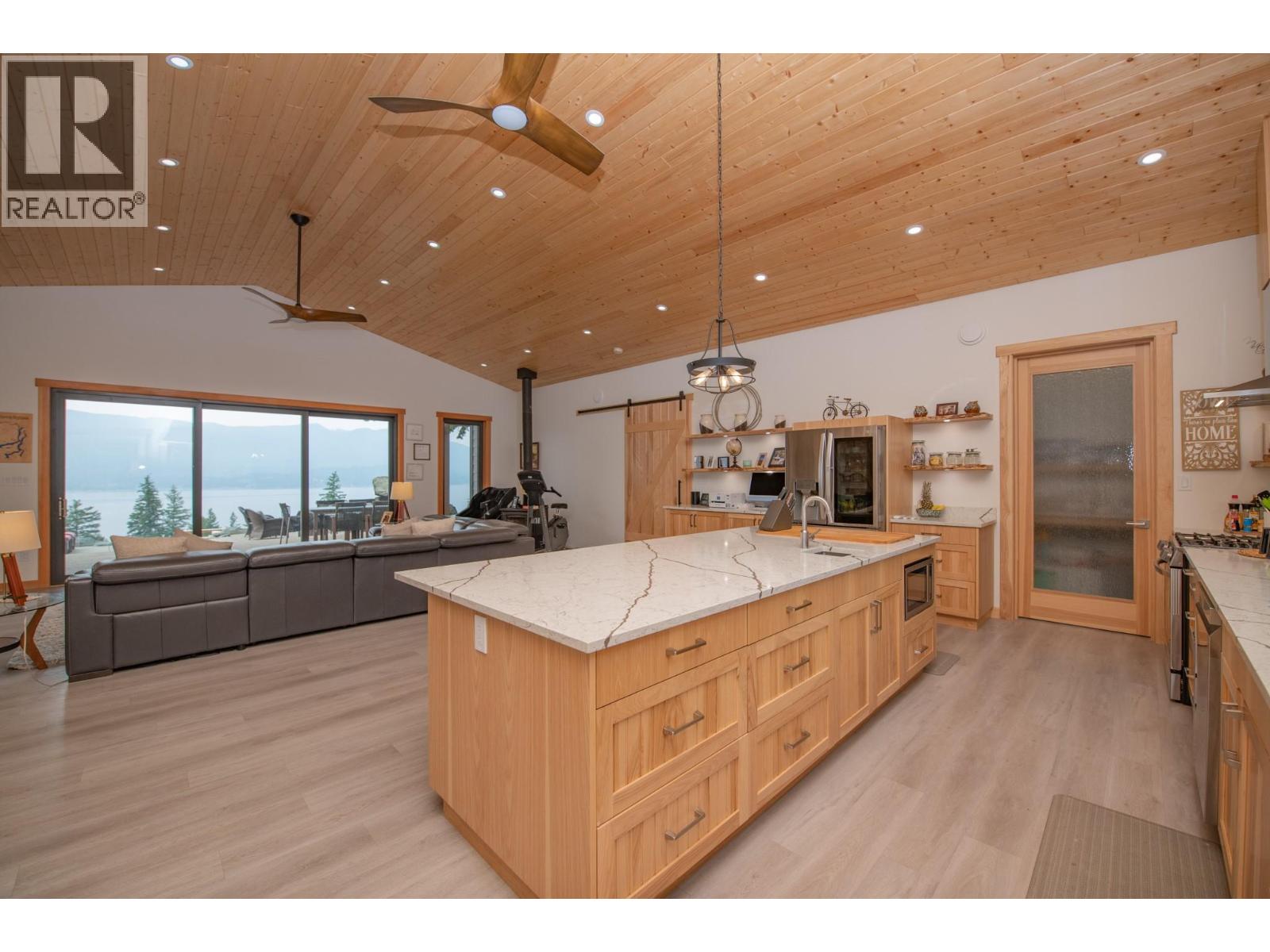 7500 Lonneke Trail, Anglemont, British Columbia  V0E 1M8 - Photo 12 - 10382666