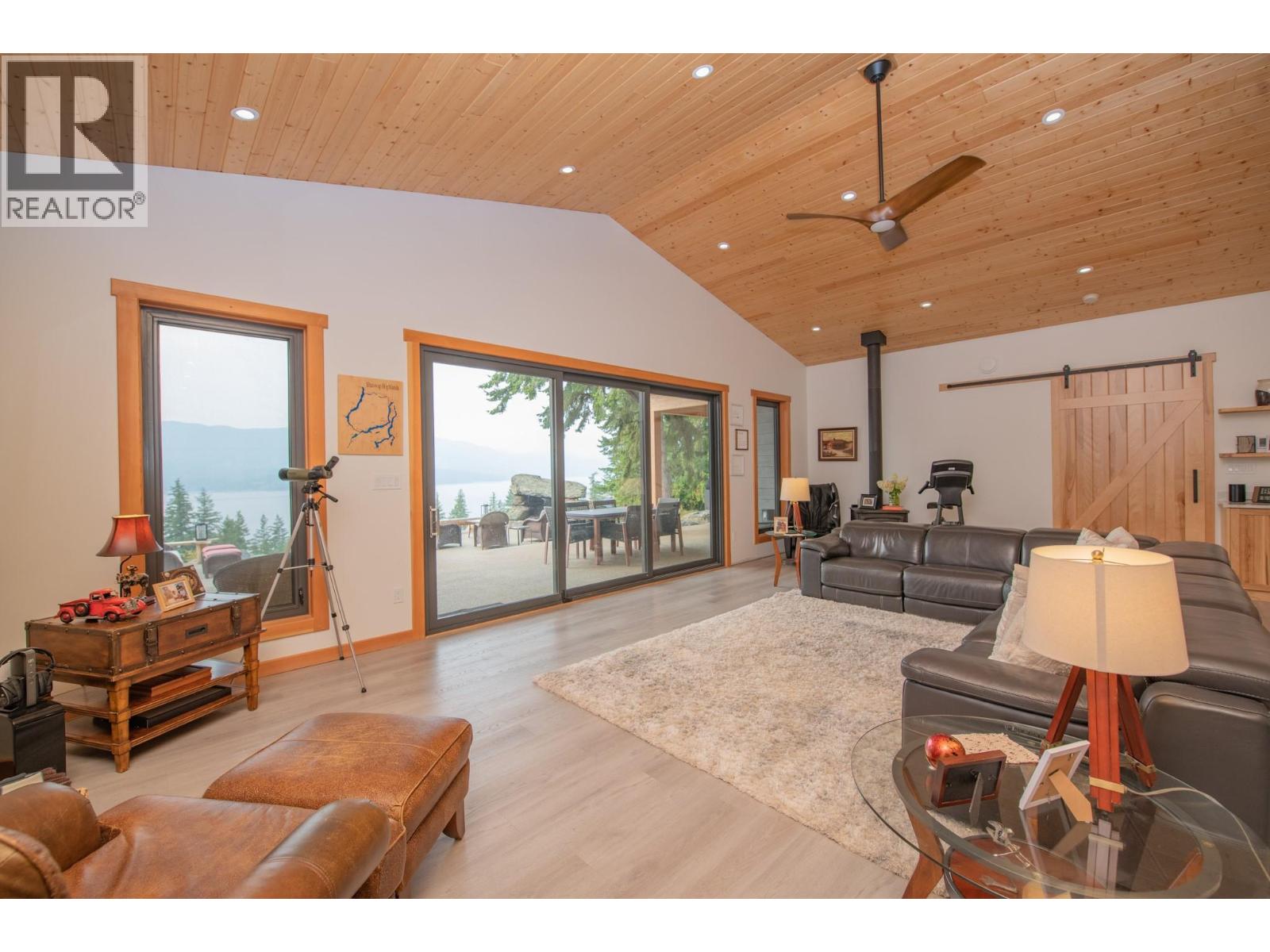 7500 Lonneke Trail, Anglemont, British Columbia  V0E 1M8 - Photo 18 - 10382666