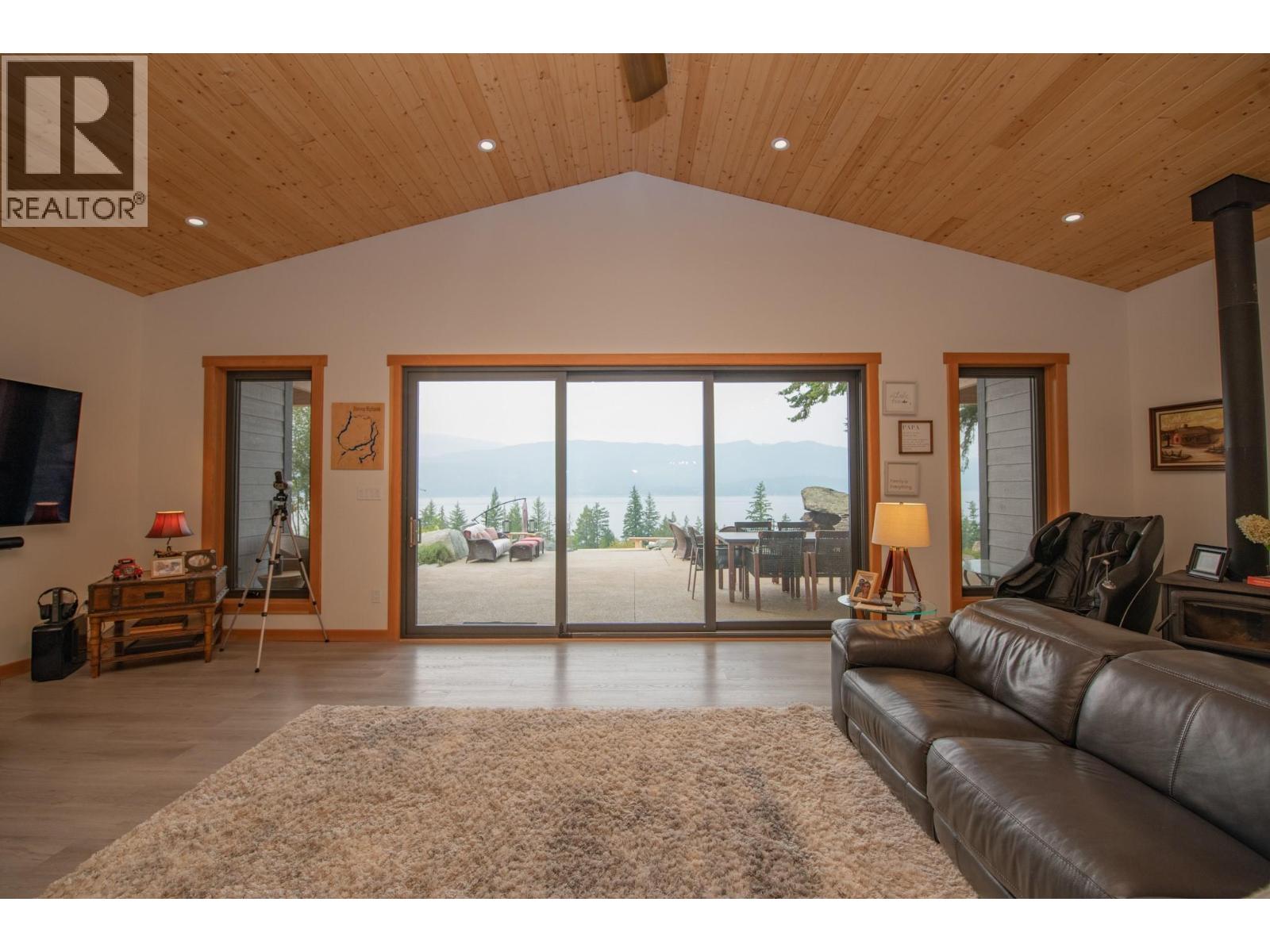 7500 Lonneke Trail, Anglemont, British Columbia  V0E 1M8 - Photo 19 - 10382666