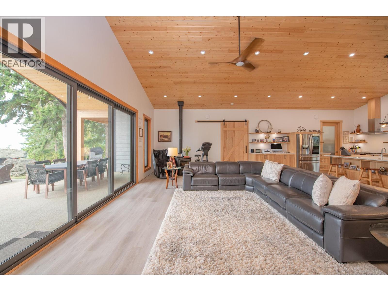 7500 Lonneke Trail, Anglemont, British Columbia  V0E 1M8 - Photo 21 - 10382666