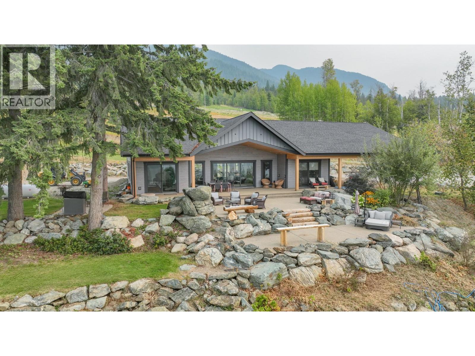 7500 Lonneke Trail, Anglemont, British Columbia  V0E 1M8 - Photo 4 - 10382666