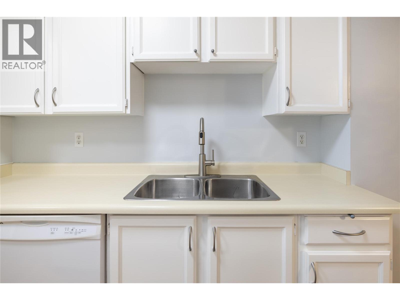 575 Sutherland Avenue Unit# 305, Kelowna, British Columbia  V1Y 8Y1 - Photo 4 - 10381396