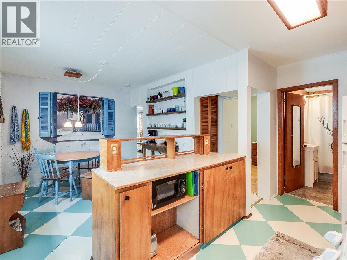 1522 Third Avenue, Trail, British Columbia  V1R 1P7 - Photo 2 - 10382832