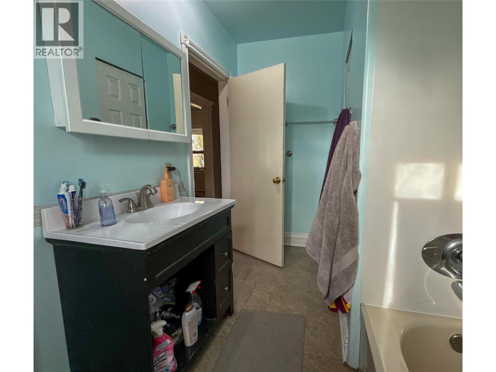 2533 Columbia Avenue, Castlegar, British Columbia  V1N 2X4 - Photo 39 - 10382159