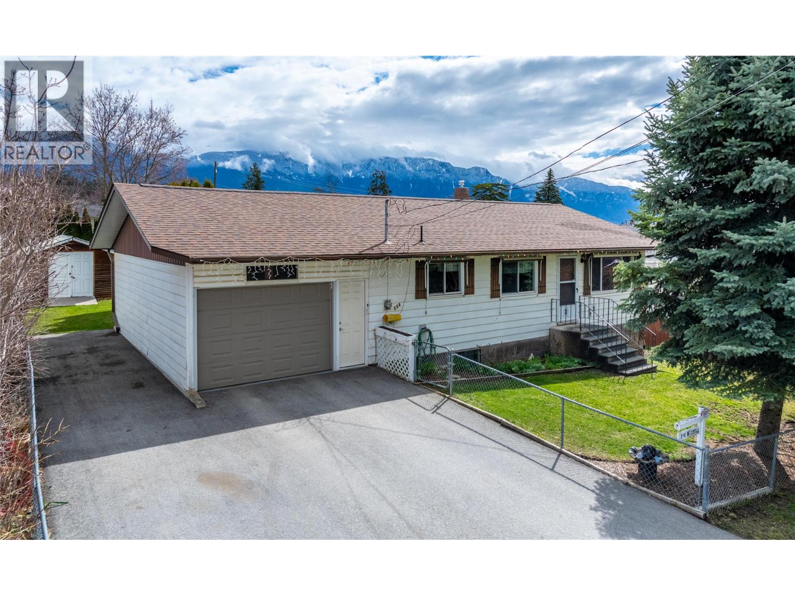 234 12th Avenue N, Creston, British Columbia  V0B 1G0 - Photo 1 - 10382750