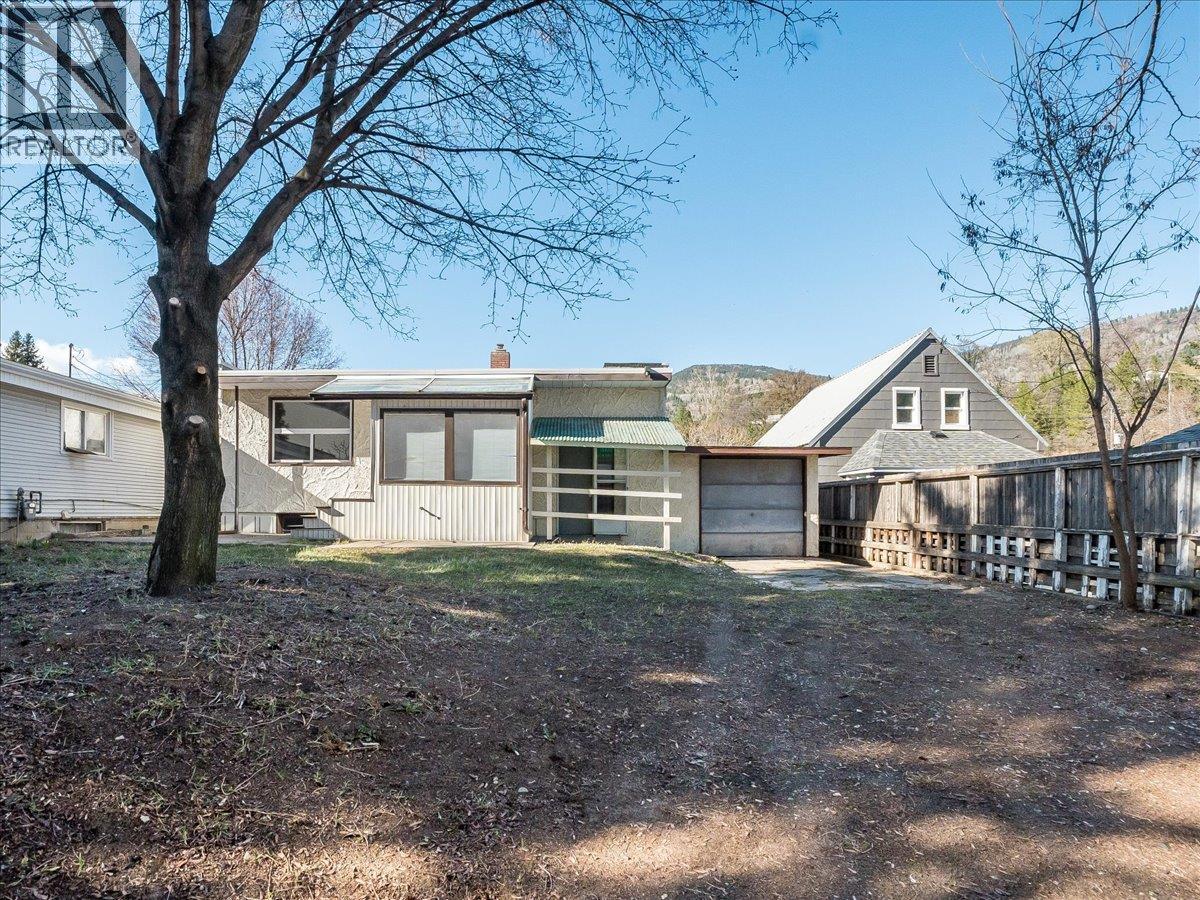 2172 Second Avenue, Trail, British Columbia  V1N 1N5 - Photo 2 - 10382870