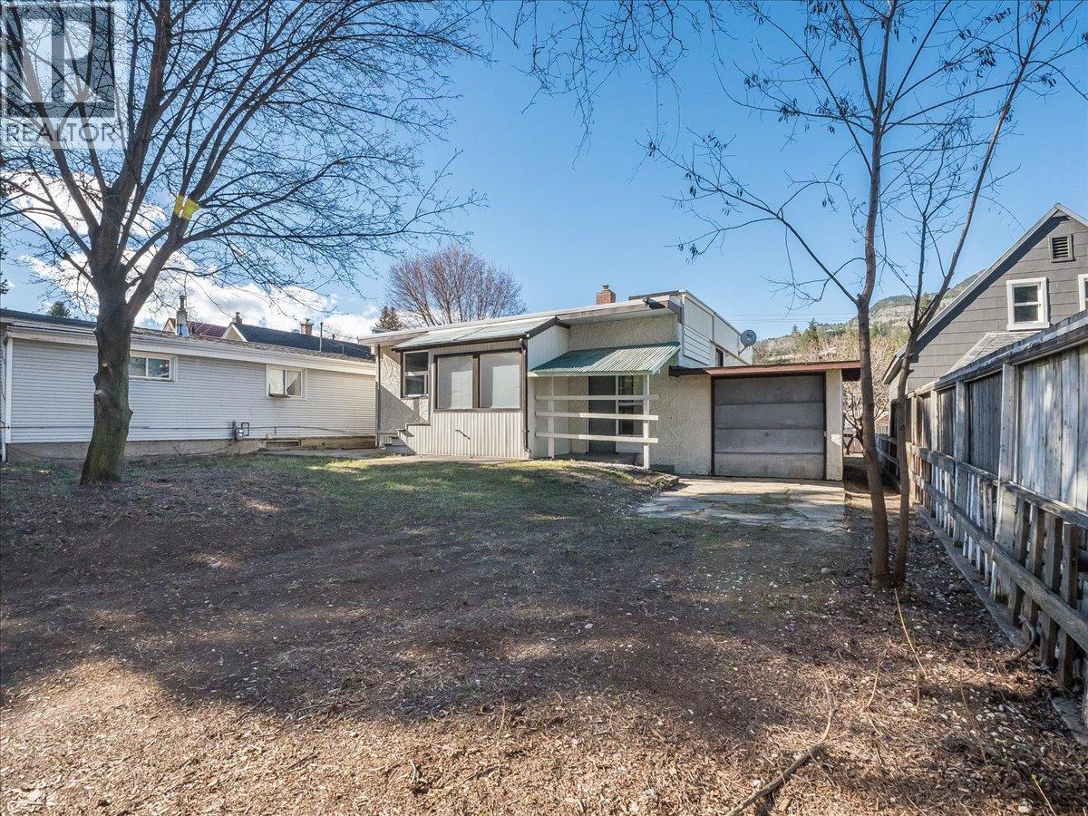 2172 Second Avenue, Trail, British Columbia  V1N 1N5 - Photo 3 - 10382870