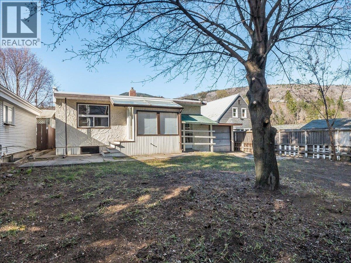 2172 Second Avenue, Trail, British Columbia  V1N 1N5 - Photo 4 - 10382870