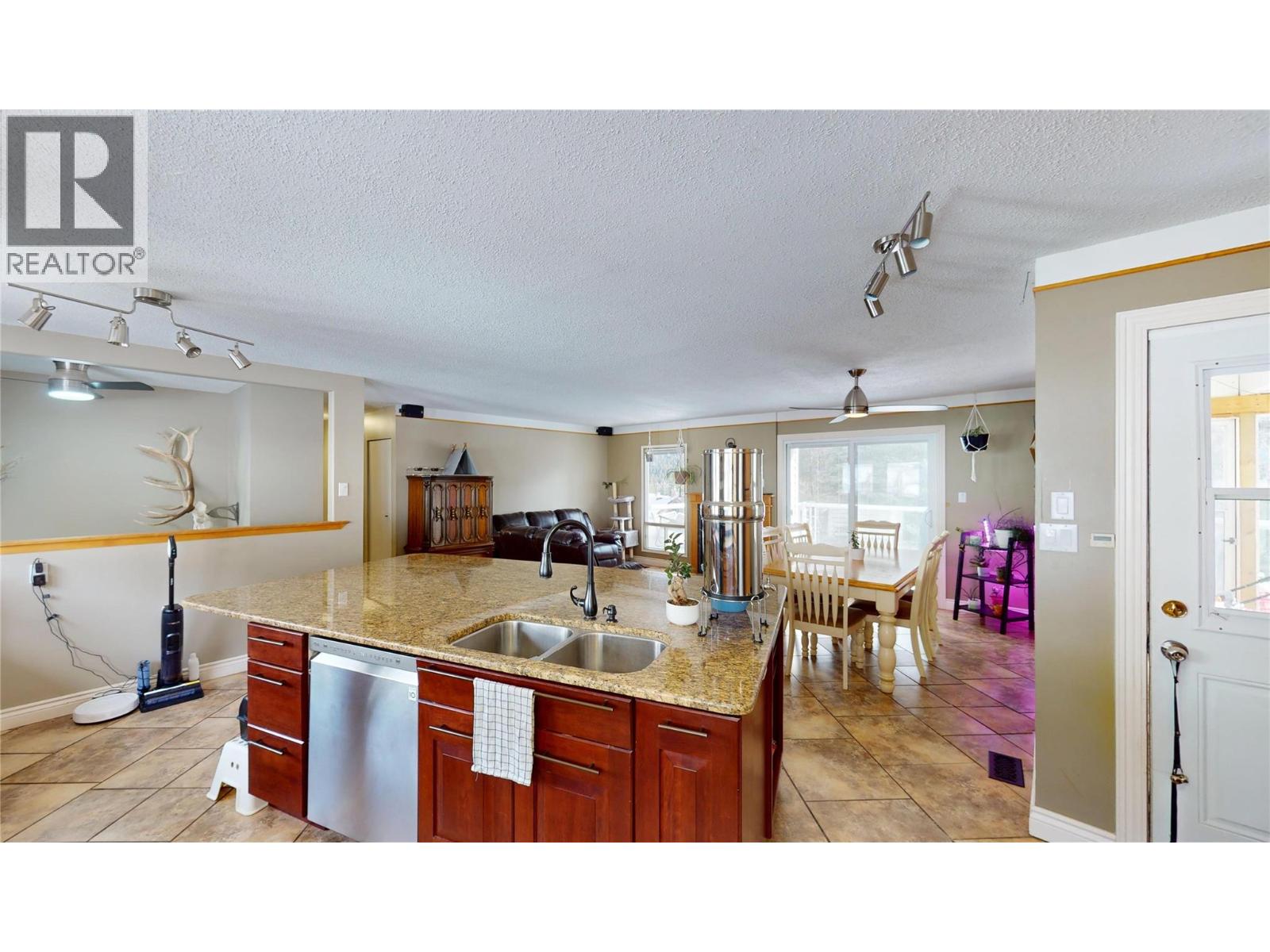 1110 Ash Crescent, Elkford, British Columbia  V0B 1H0 - Photo 6 - 10382744