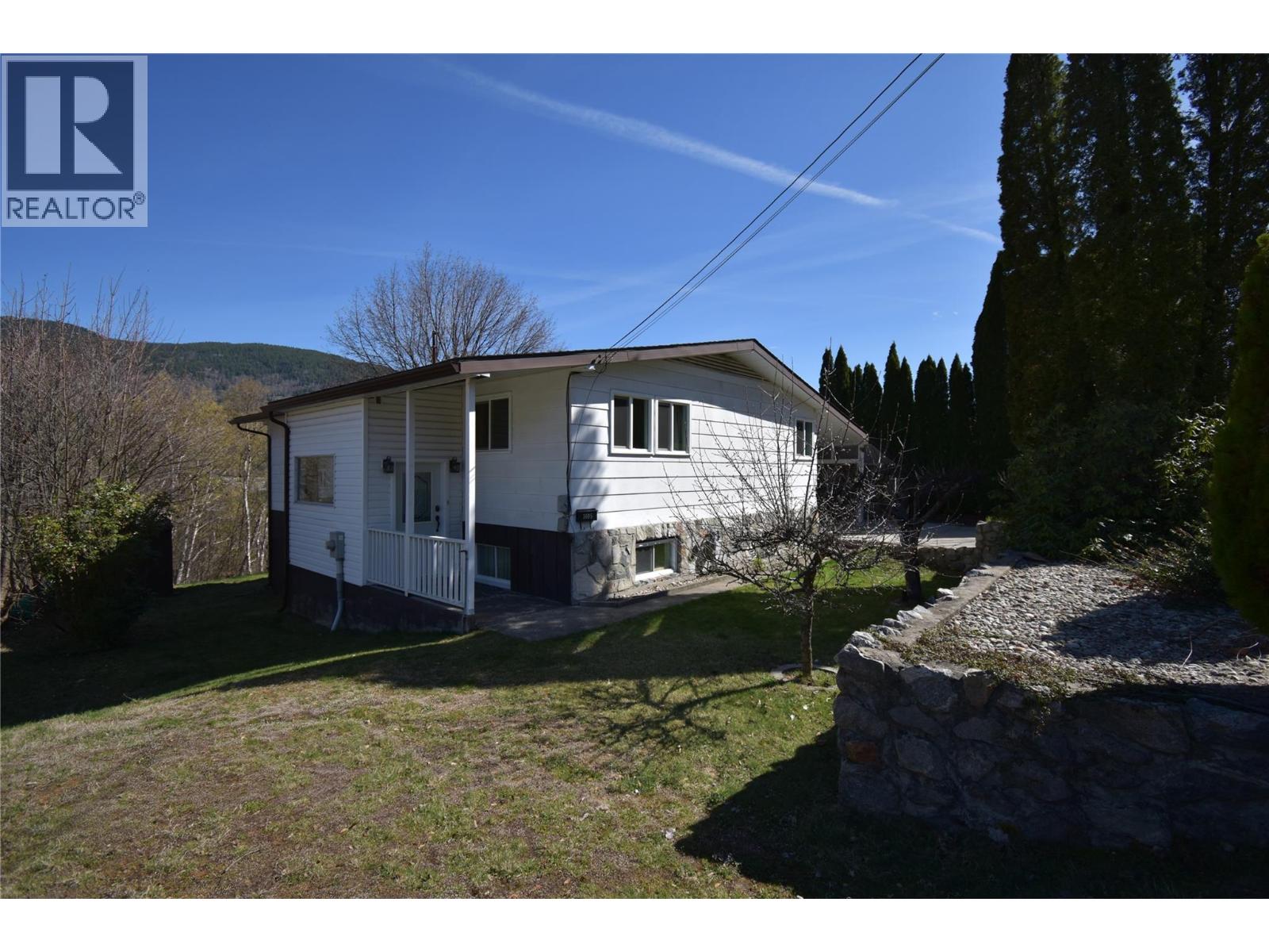 3605 9th Avenue, Castlegar, British Columbia  V1N 2Z6 - Photo 1 - 10382568