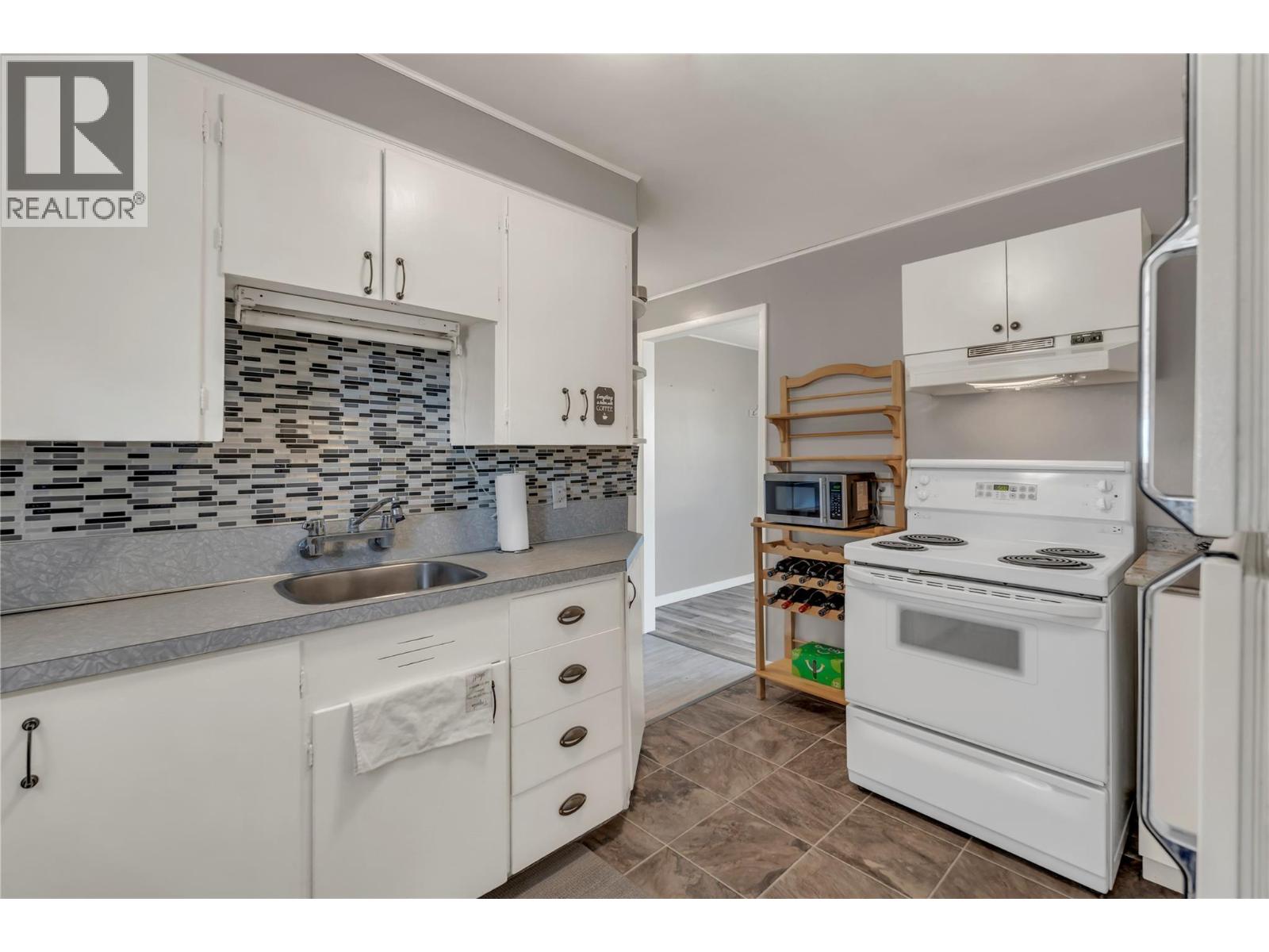 5900 Shamrock Place, Oliver, British Columbia  V0H 1T6 - Photo 9 - 10382804