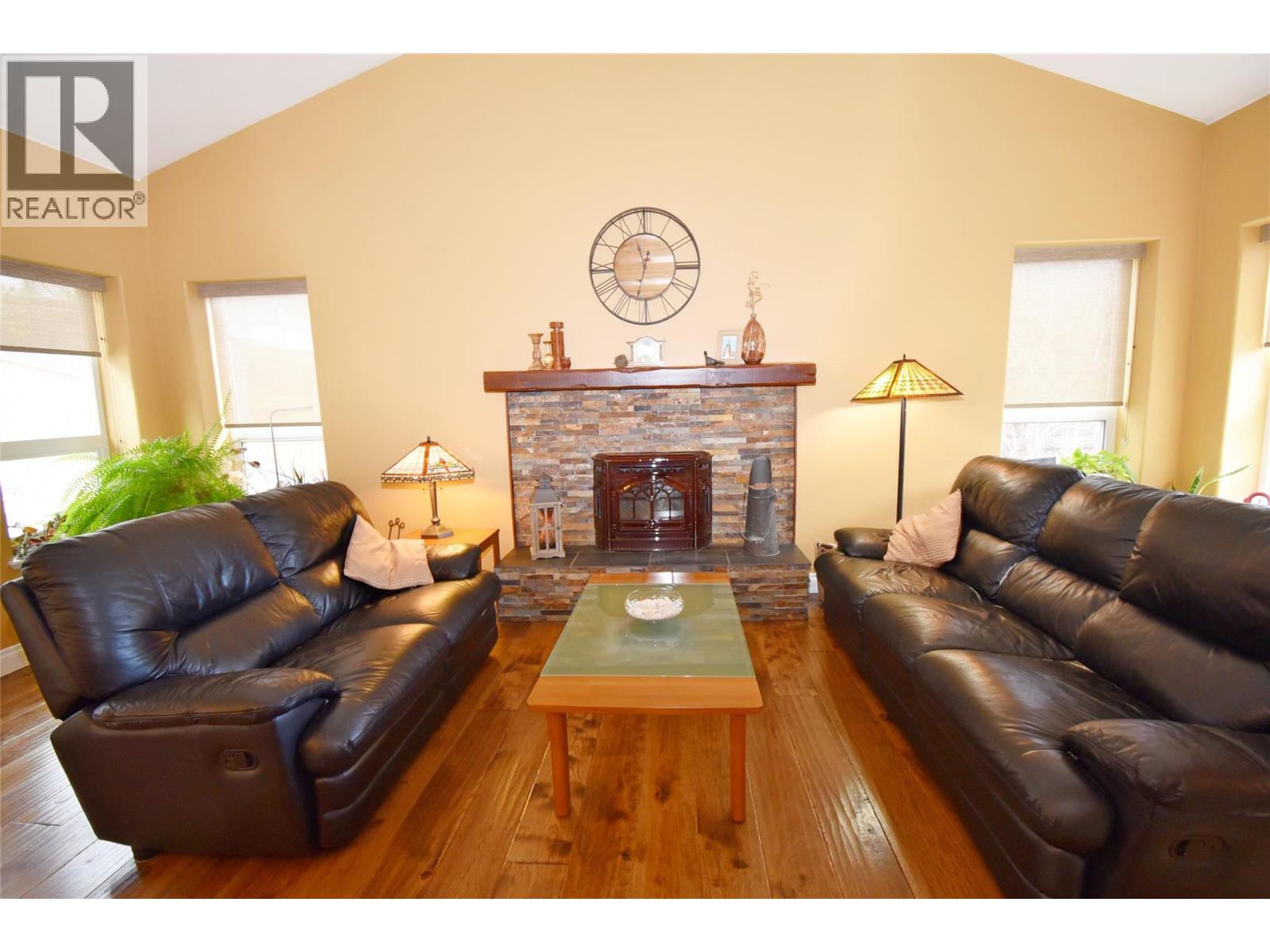 1936 Grandview Avenue, Lumby, British Columbia  V0E 2G0 - Photo 12 - 10382511