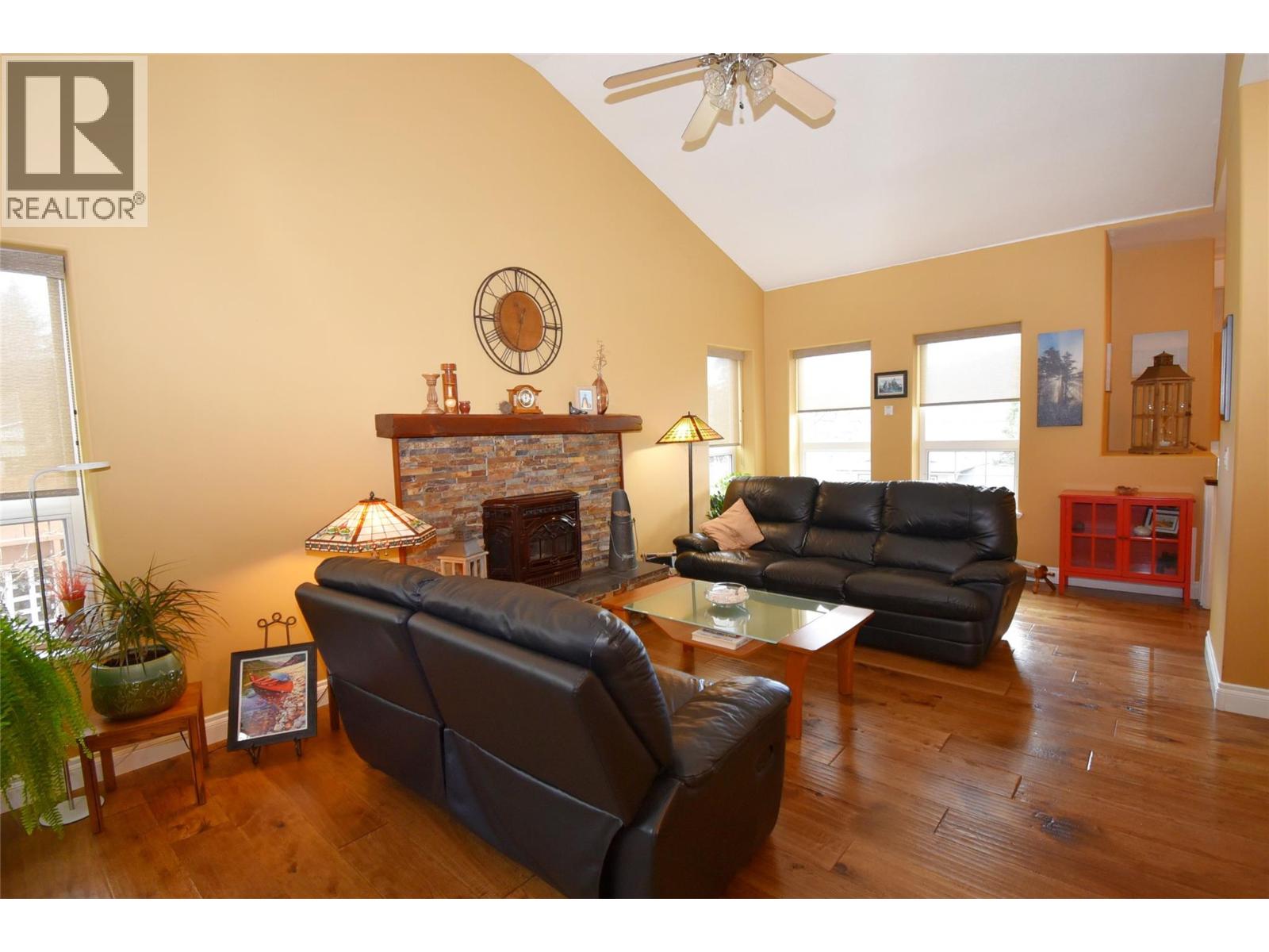 1936 Grandview Avenue, Lumby, British Columbia  V0E 2G0 - Photo 14 - 10382511