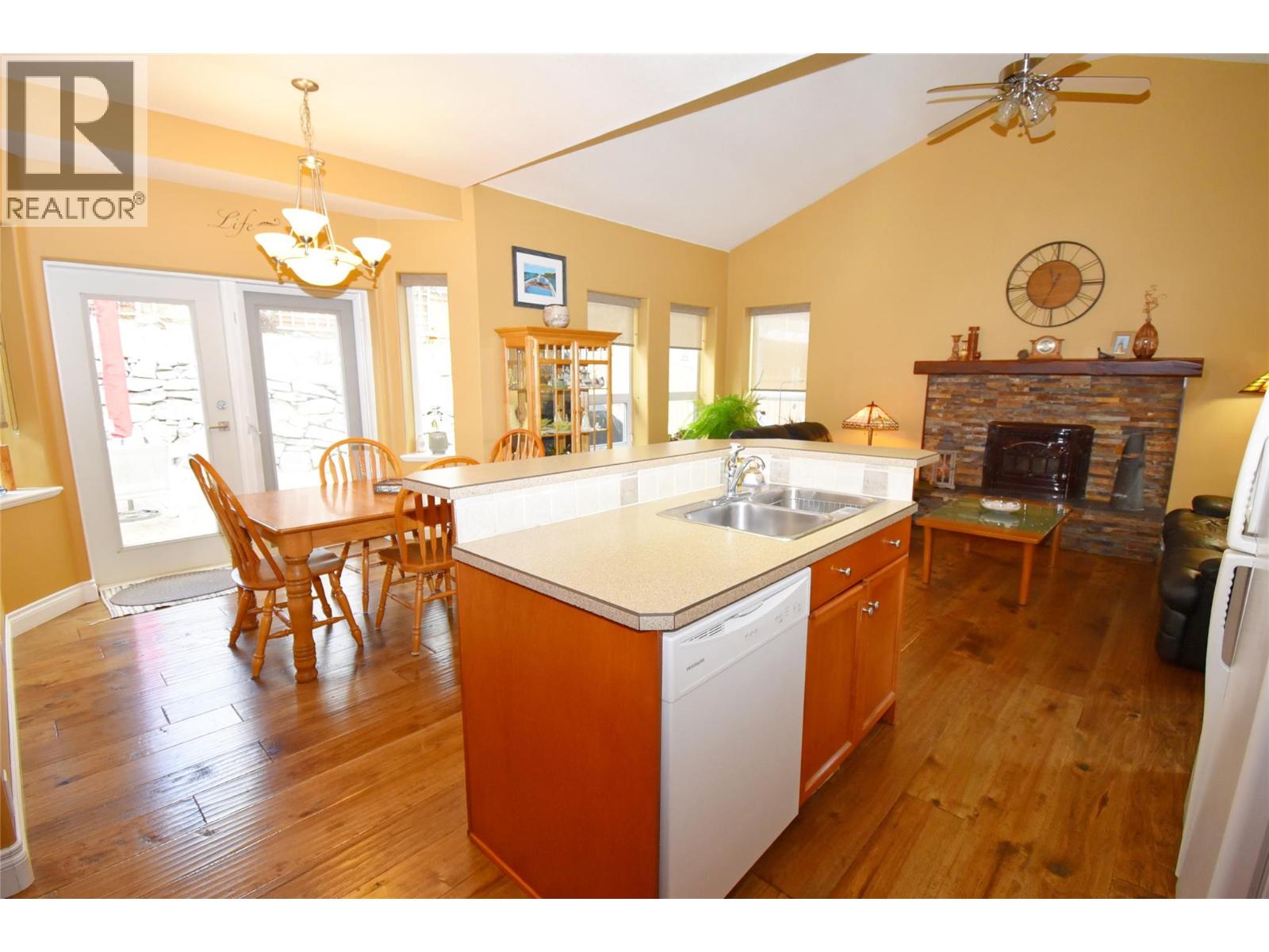 1936 Grandview Avenue, Lumby, British Columbia  V0E 2G0 - Photo 17 - 10382511