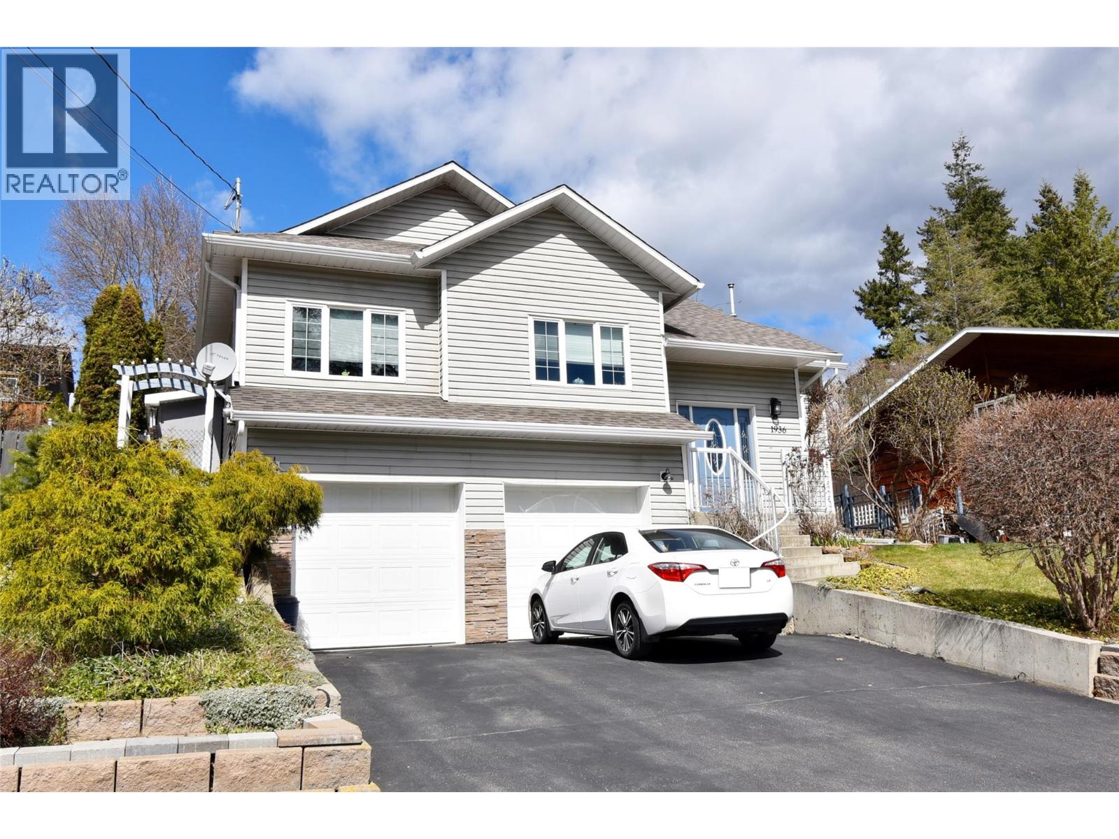 1936 Grandview Avenue, Lumby, British Columbia  V0E 2G0 - Photo 2 - 10382511