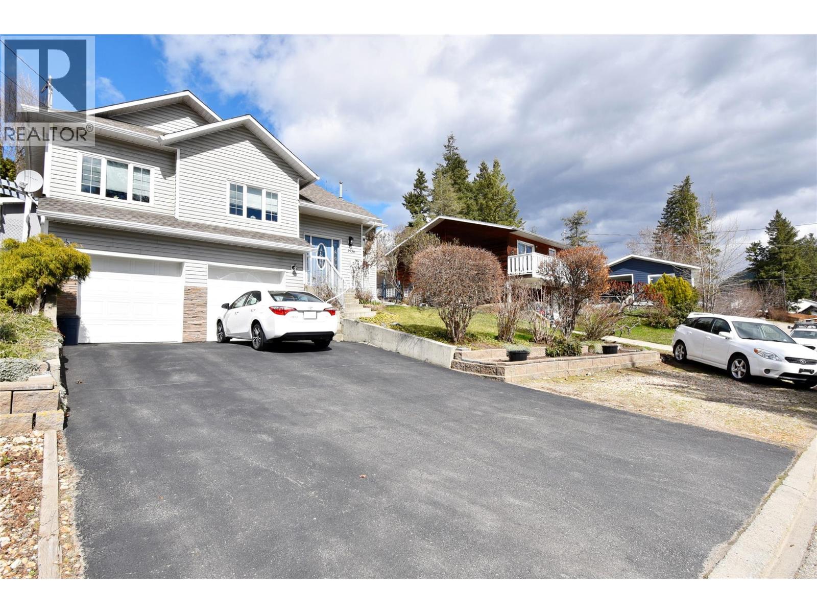 1936 Grandview Avenue, Lumby, British Columbia  V0E 2G0 - Photo 3 - 10382511