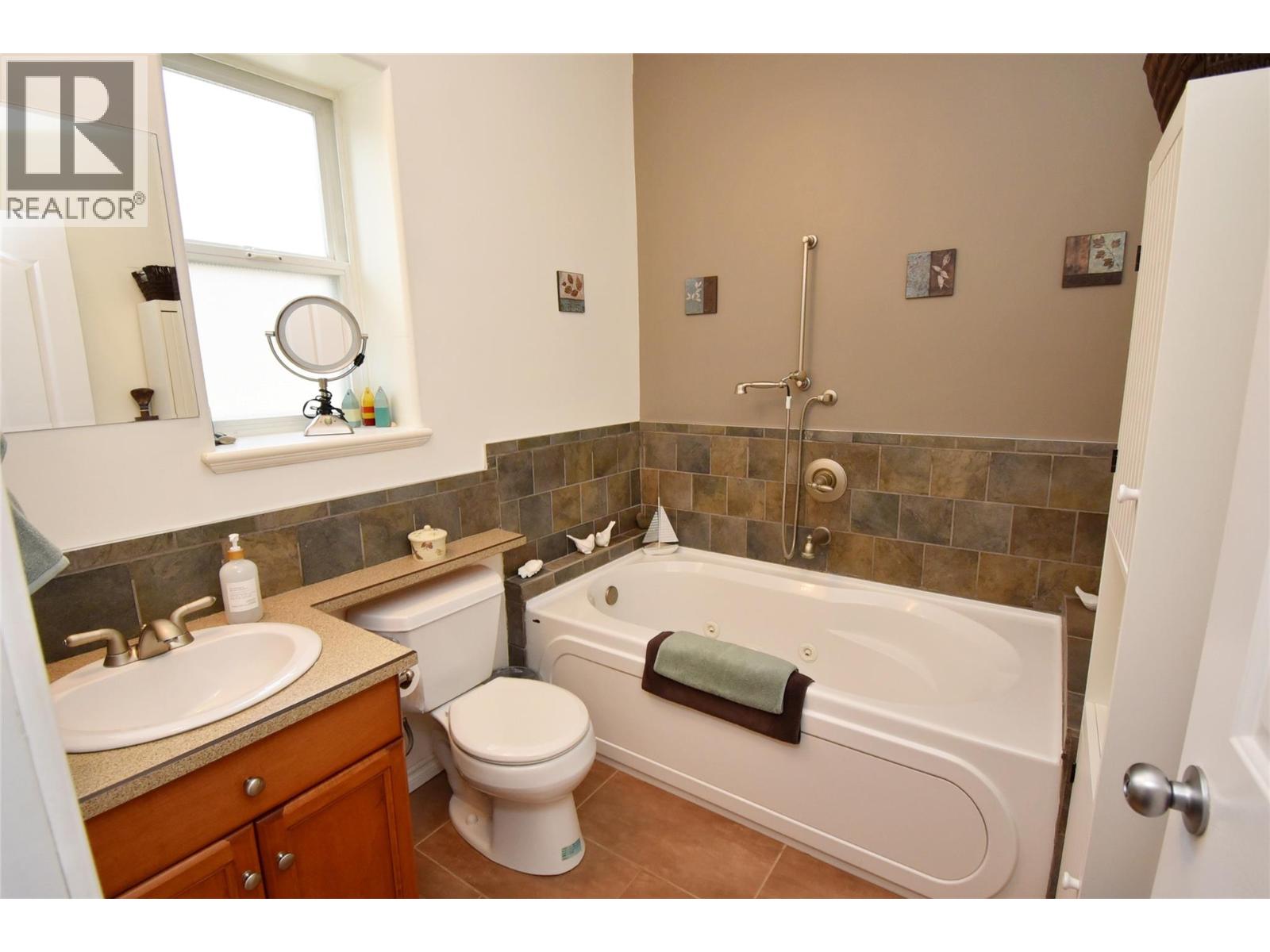 1936 Grandview Avenue, Lumby, British Columbia  V0E 2G0 - Photo 42 - 10382511