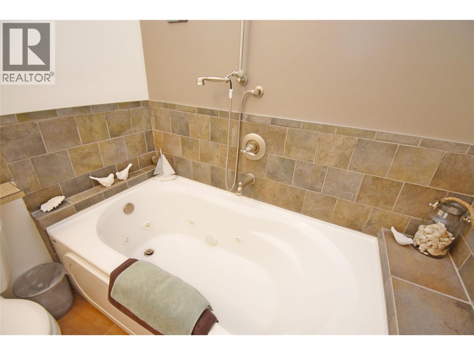 1936 Grandview Avenue, Lumby, British Columbia  V0E 2G0 - Photo 43 - 10382511