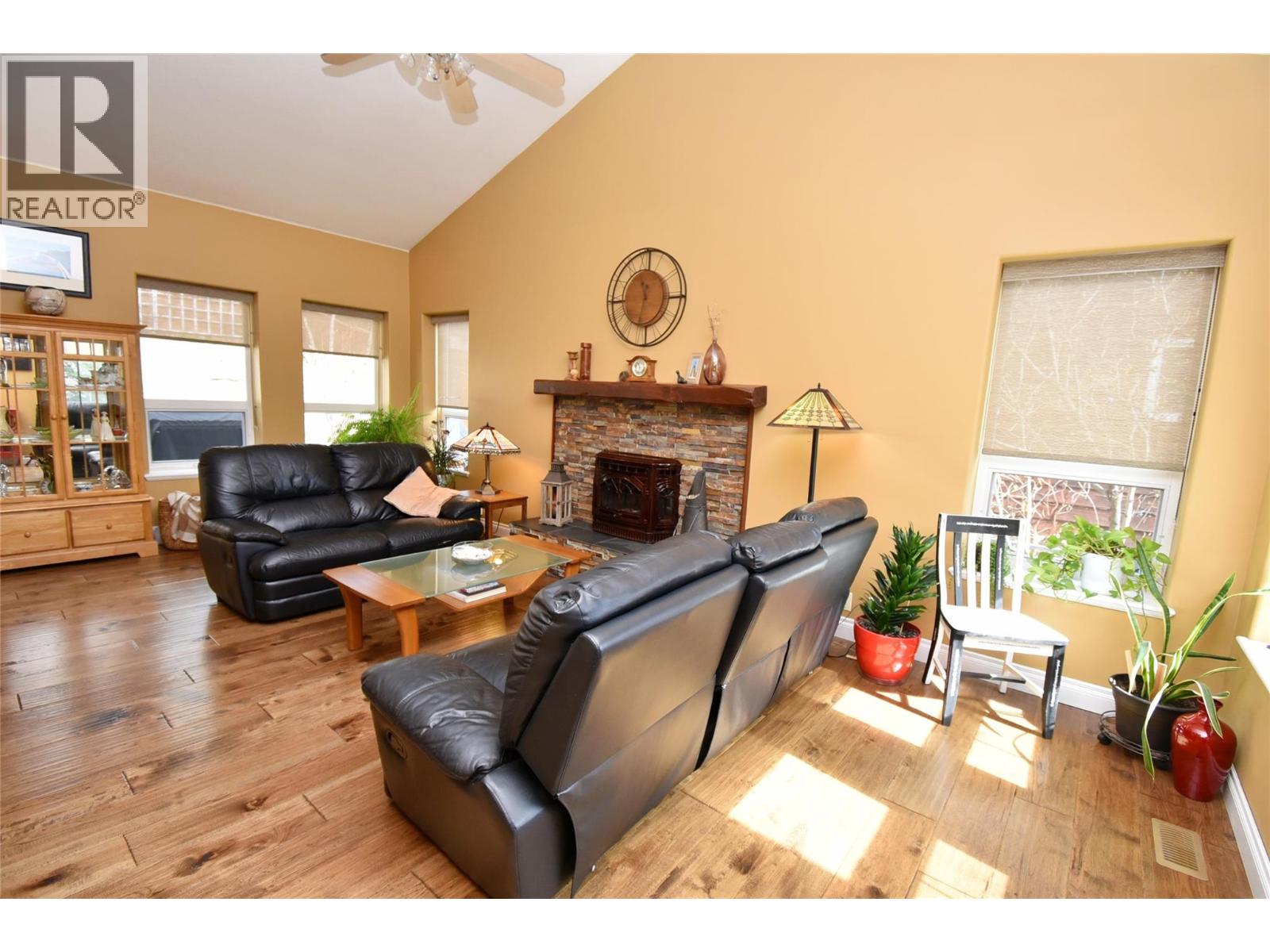 1936 Grandview Avenue, Lumby, British Columbia  V0E 2G0 - Photo 9 - 10382511