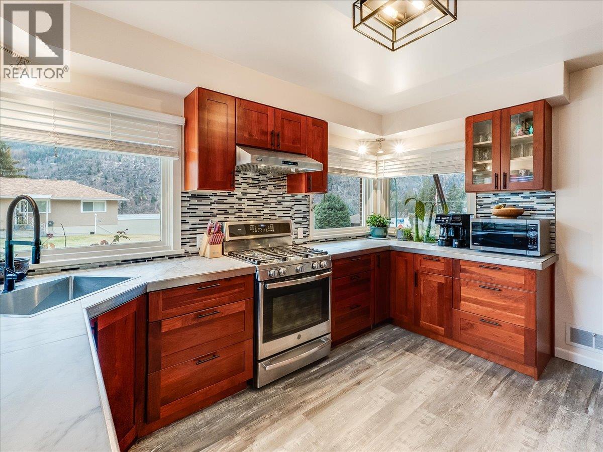 3409 Marigold Drive, Trail, British Columbia  V1R 2X7 - Photo 10 - 10382978