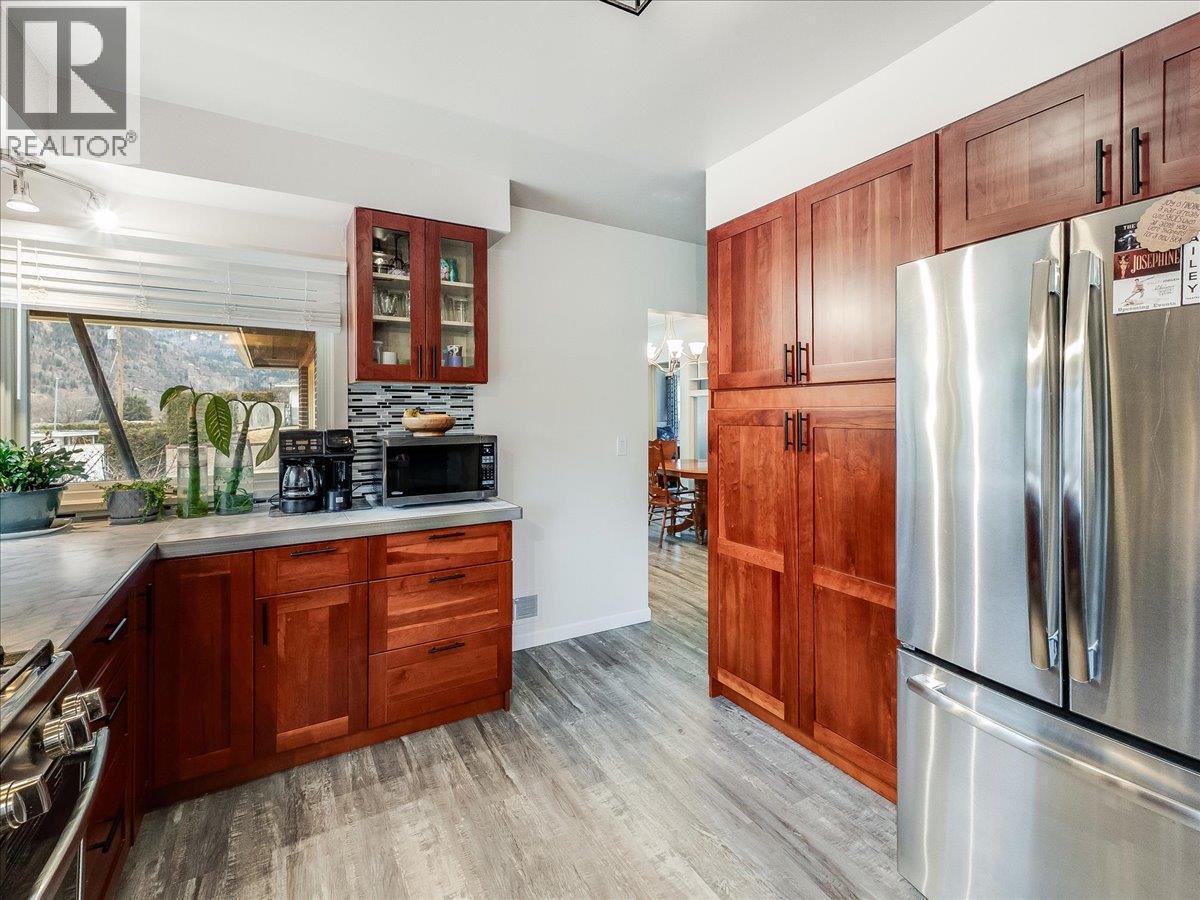 3409 Marigold Drive, Trail, British Columbia  V1R 2X7 - Photo 8 - 10382978