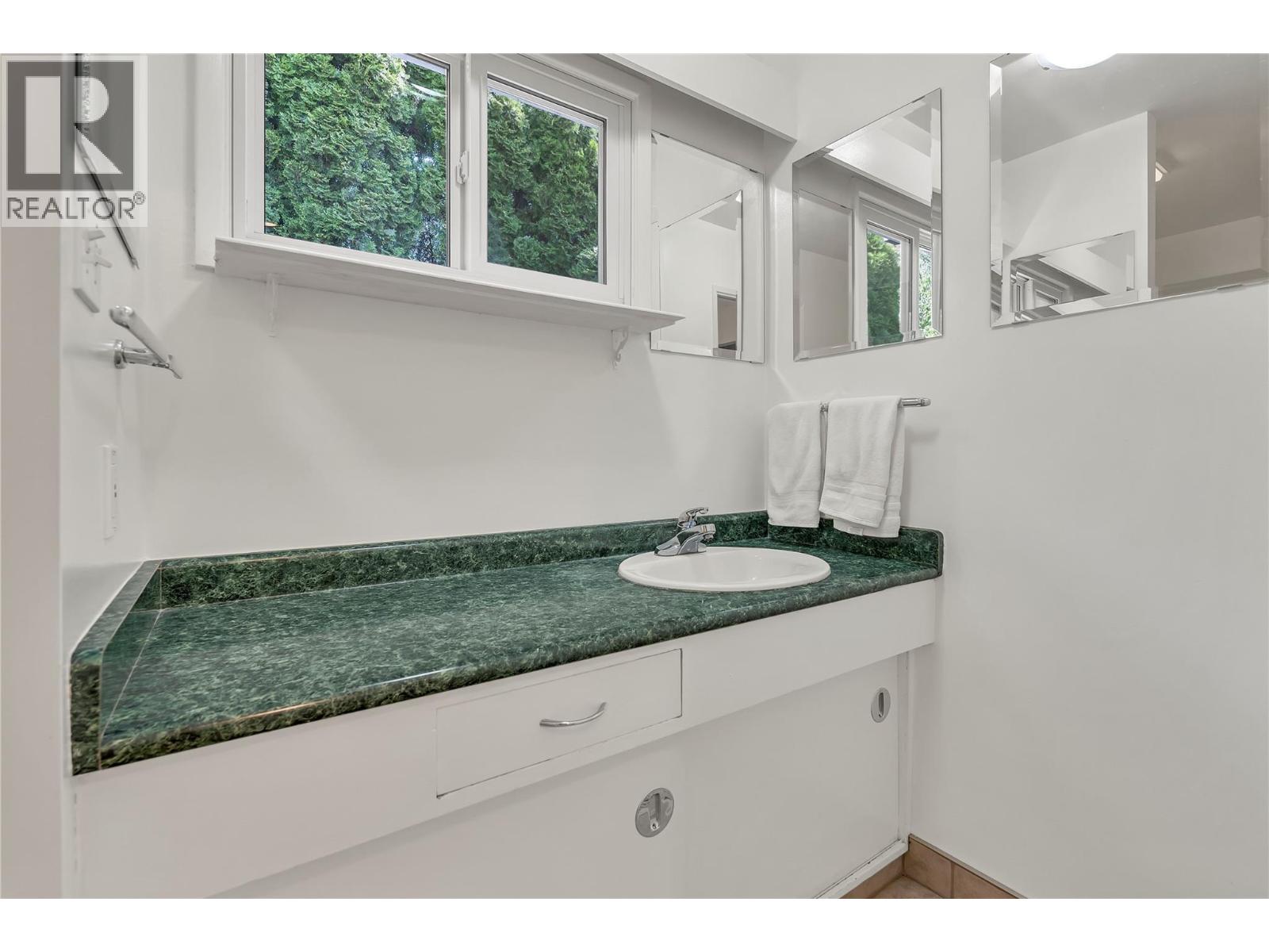 4589 Lakeside Road, Penticton, British Columbia  V2A 8W4 - Photo 14 - 10383027