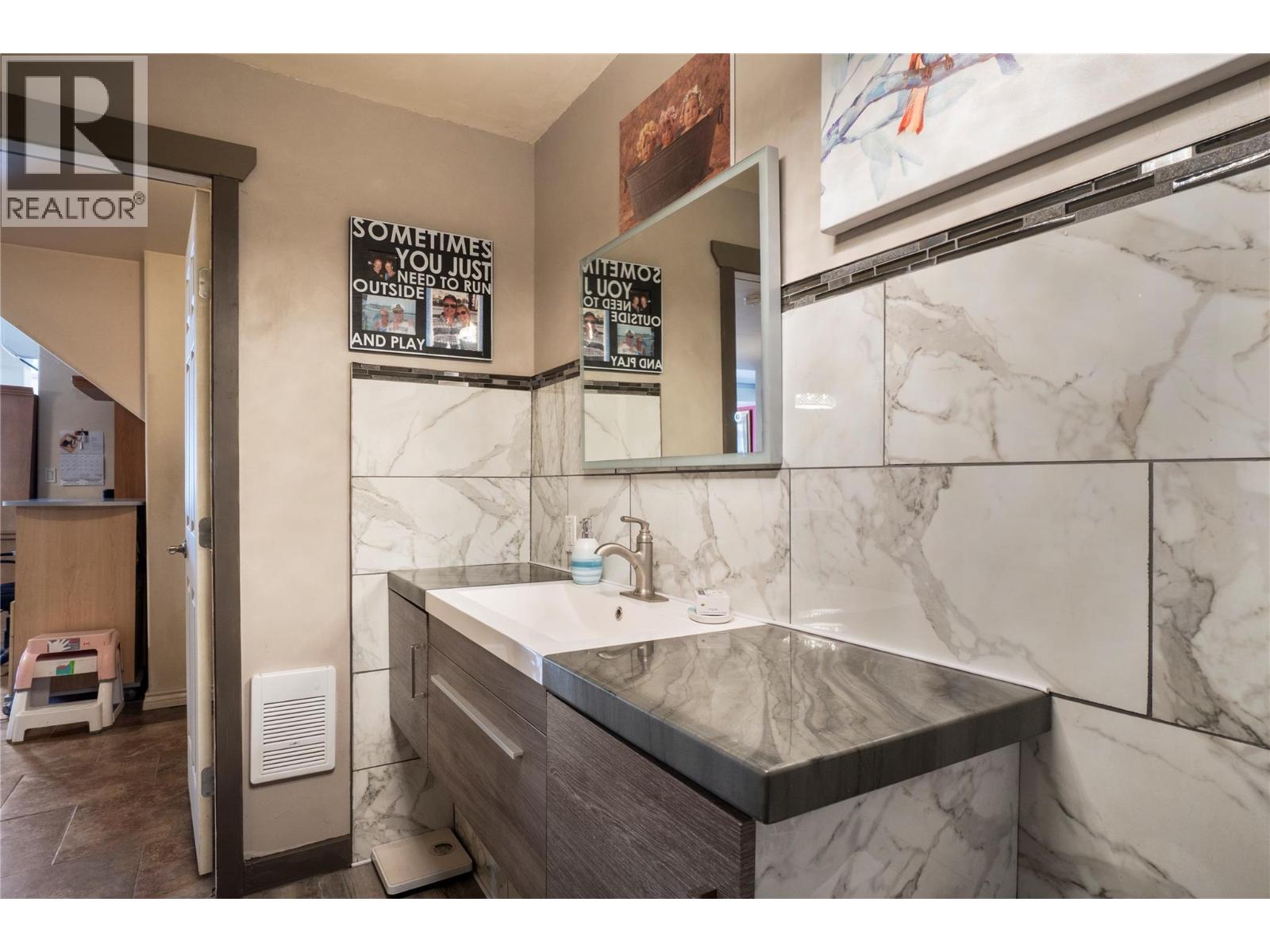 6327 Squilax-Anglemont Road, Magna Bay, British Columbia  V0E 1M7 - Photo 16 - 10382728