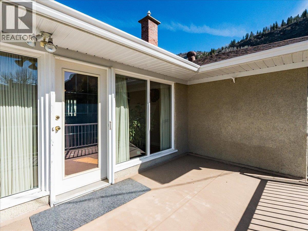 526 Portia Crescent, Trail, British Columbia  V1R 1A9 - Photo 52 - 10383042