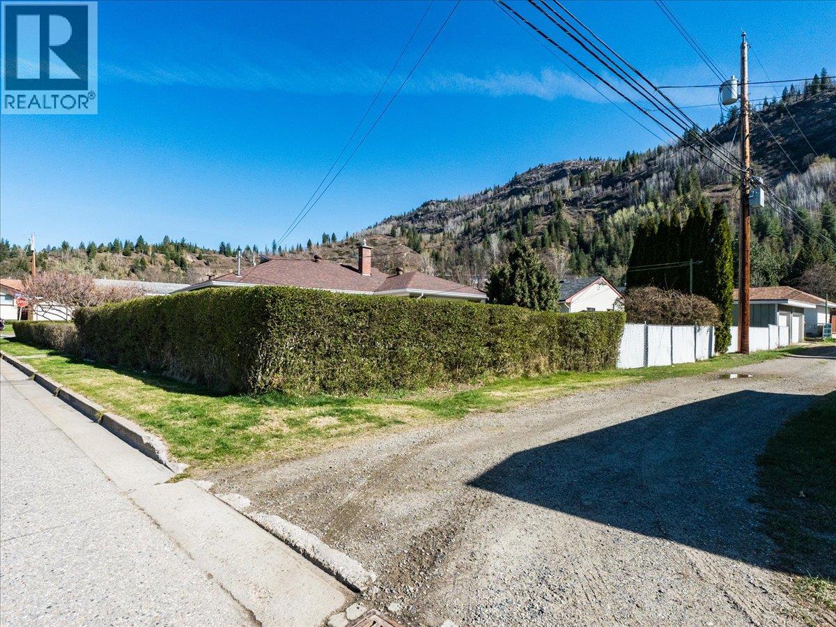 526 Portia Crescent, Trail, British Columbia  V1R 1A9 - Photo 54 - 10383042