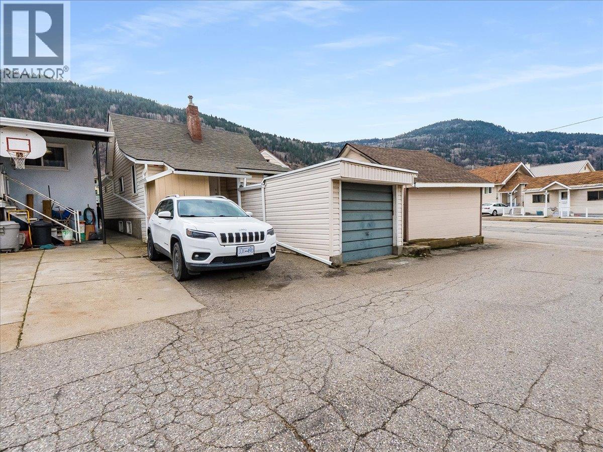 1911 Second Avenue, Trail, British Columbia  V1R 1N1 - Photo 4 - 10383096