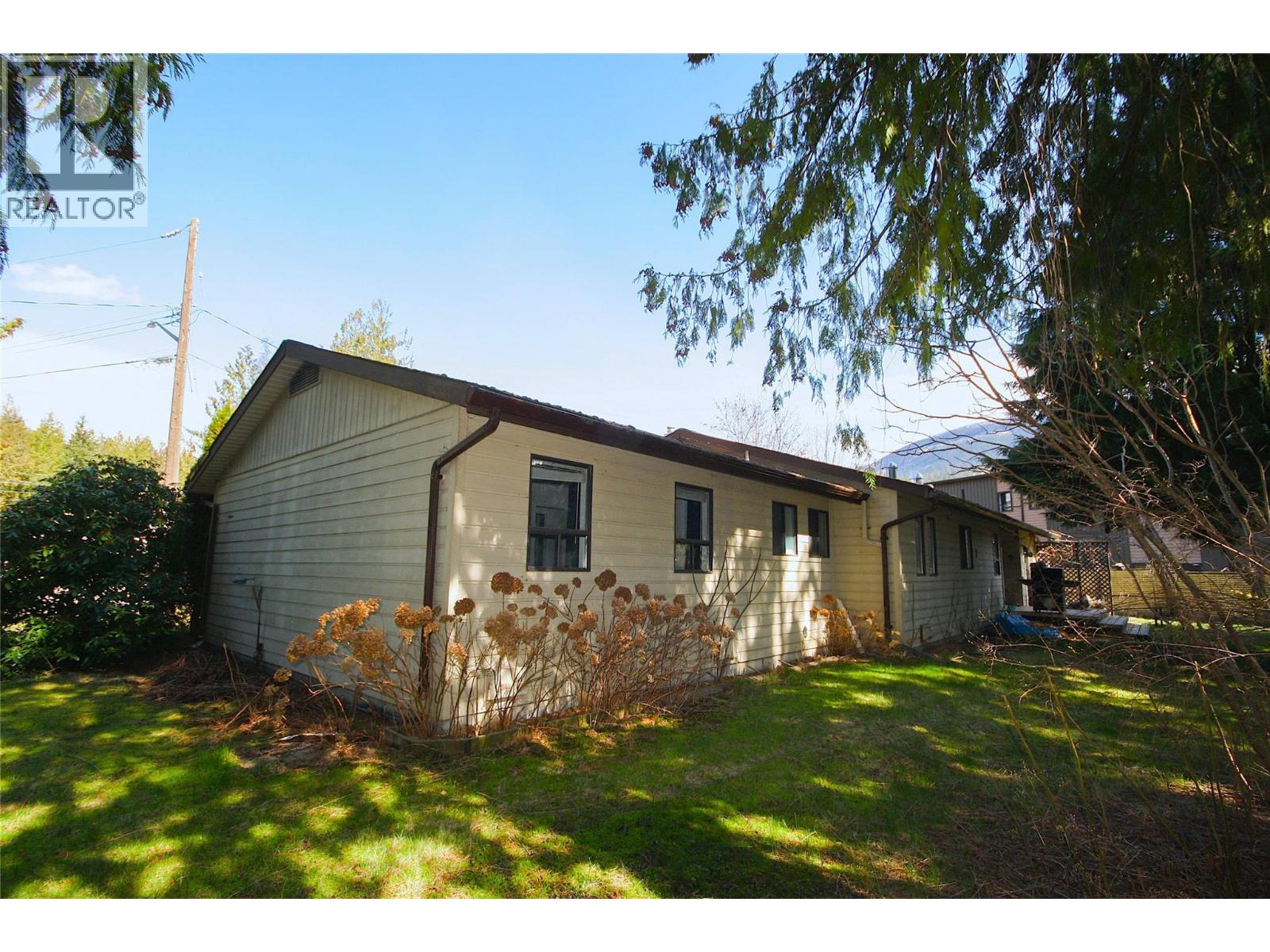 1402 Amhurst Road, Sicamous, British Columbia  V0E 2V0 - Photo 2 - 10382996